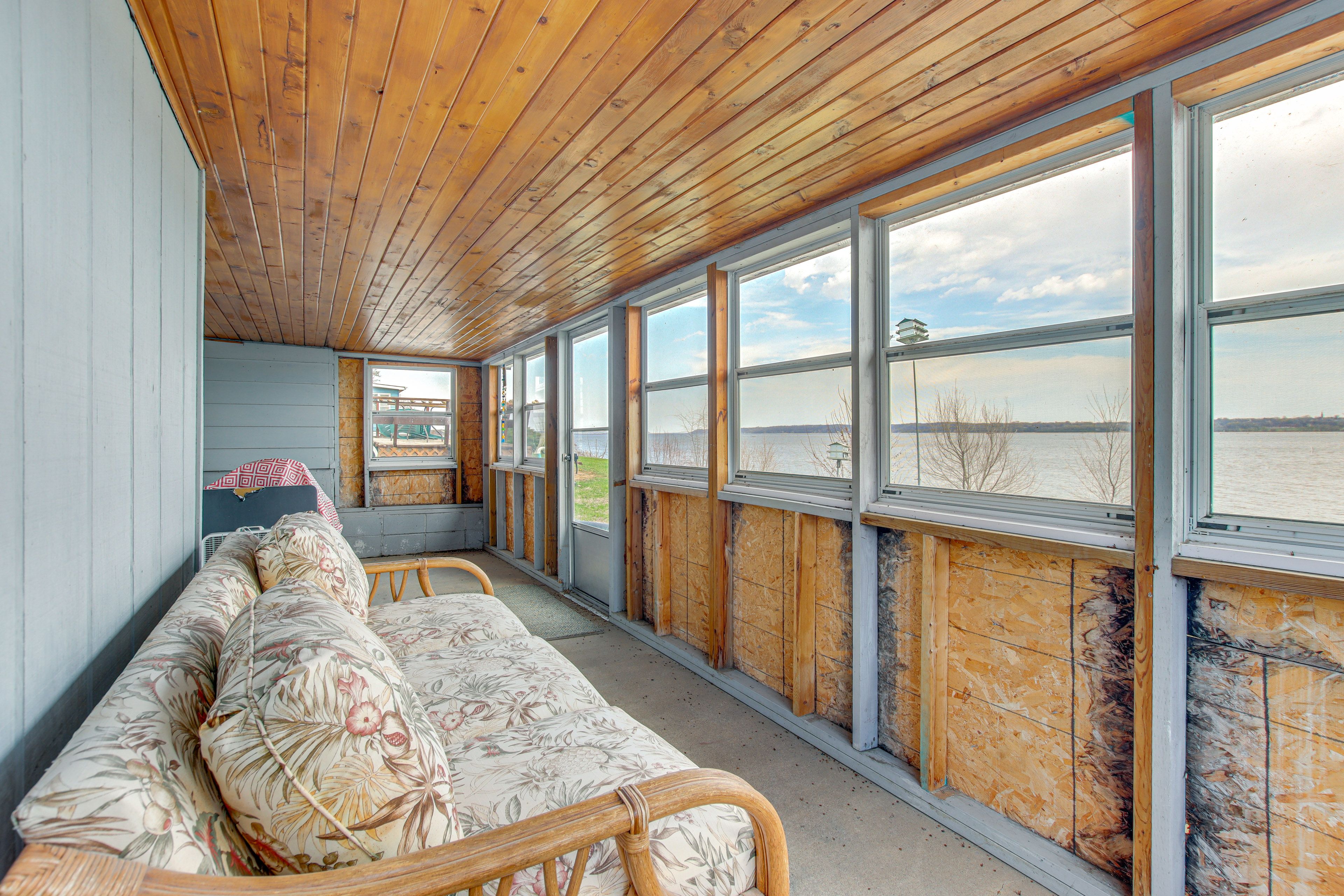 Screened-In Porch | 1st Floor