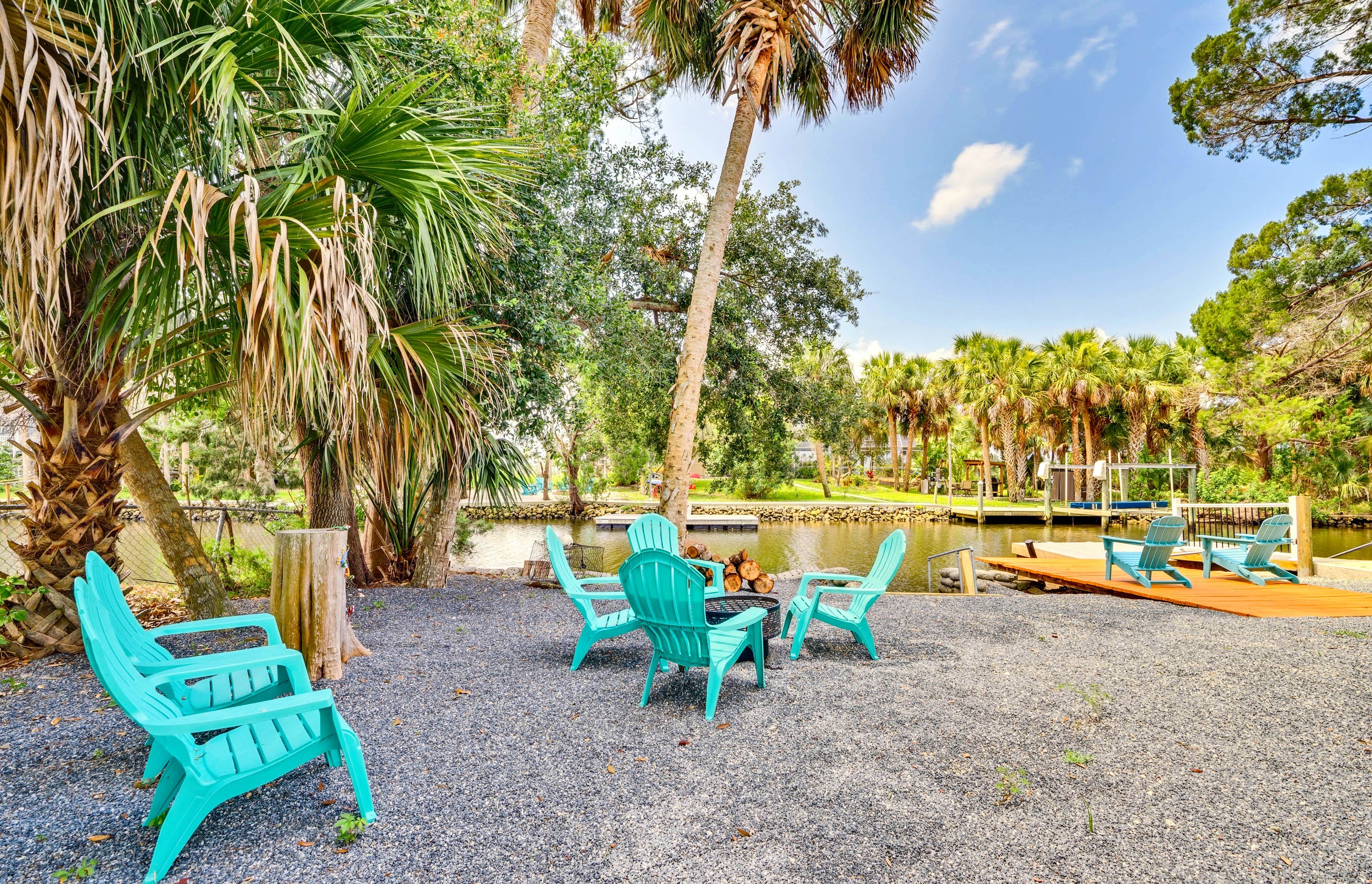 Yard Area | Fire Pit | Outdoor Dining Set