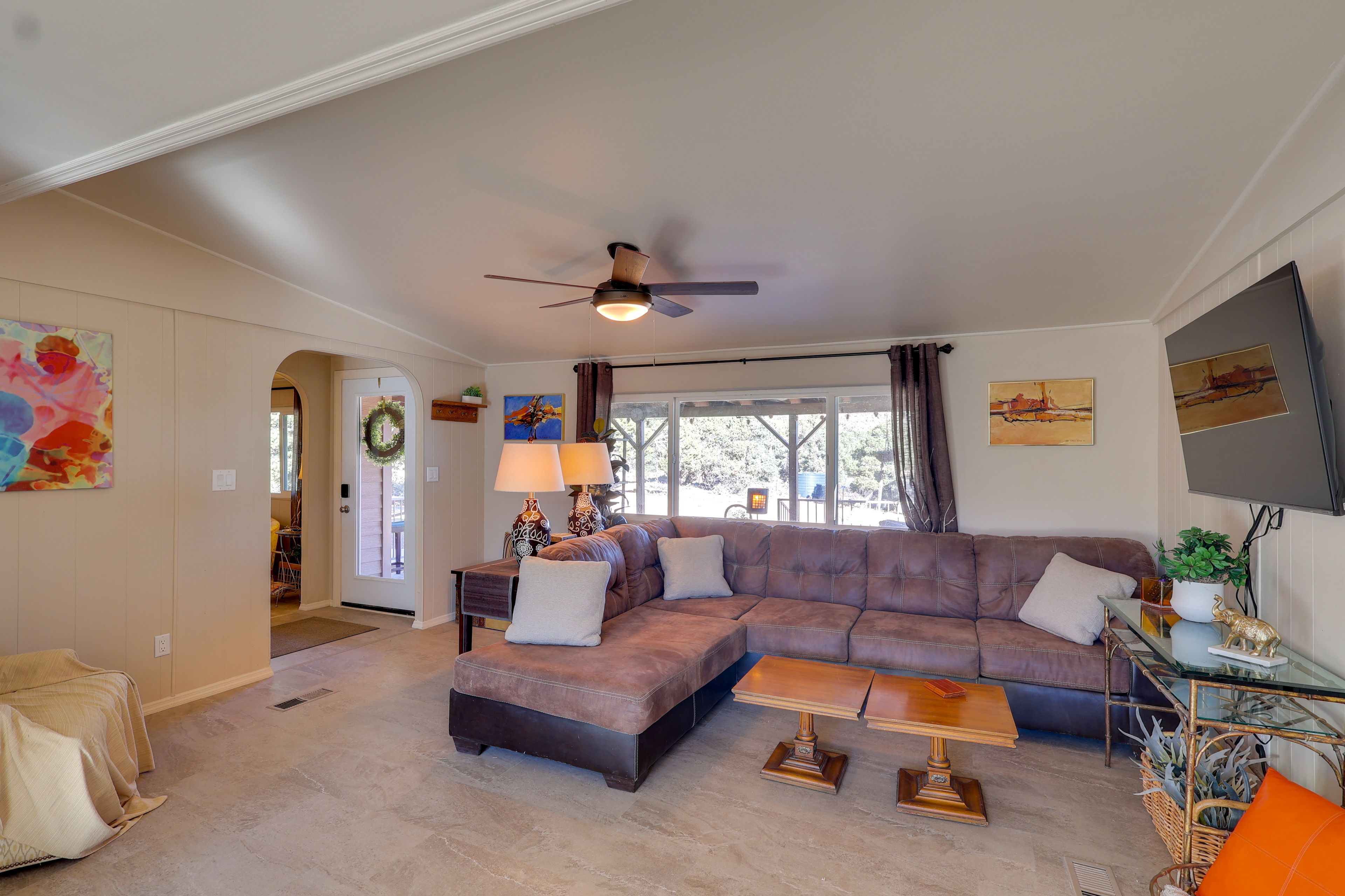 Living Room | Free WiFi | Smart TV | Central A/C