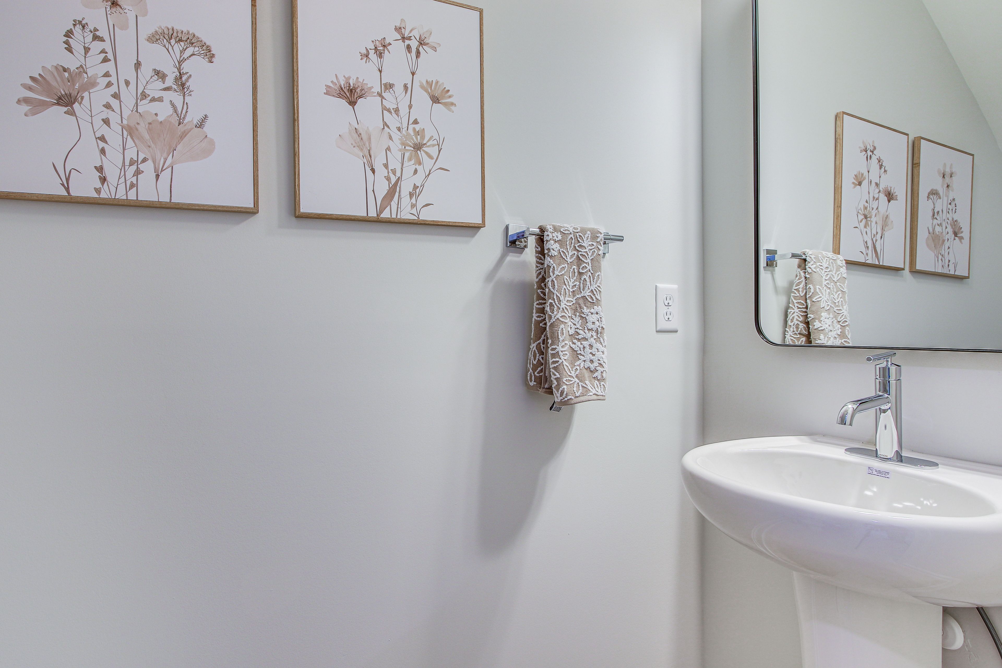 Half Bathroom | 1st Floor | Towels Provided