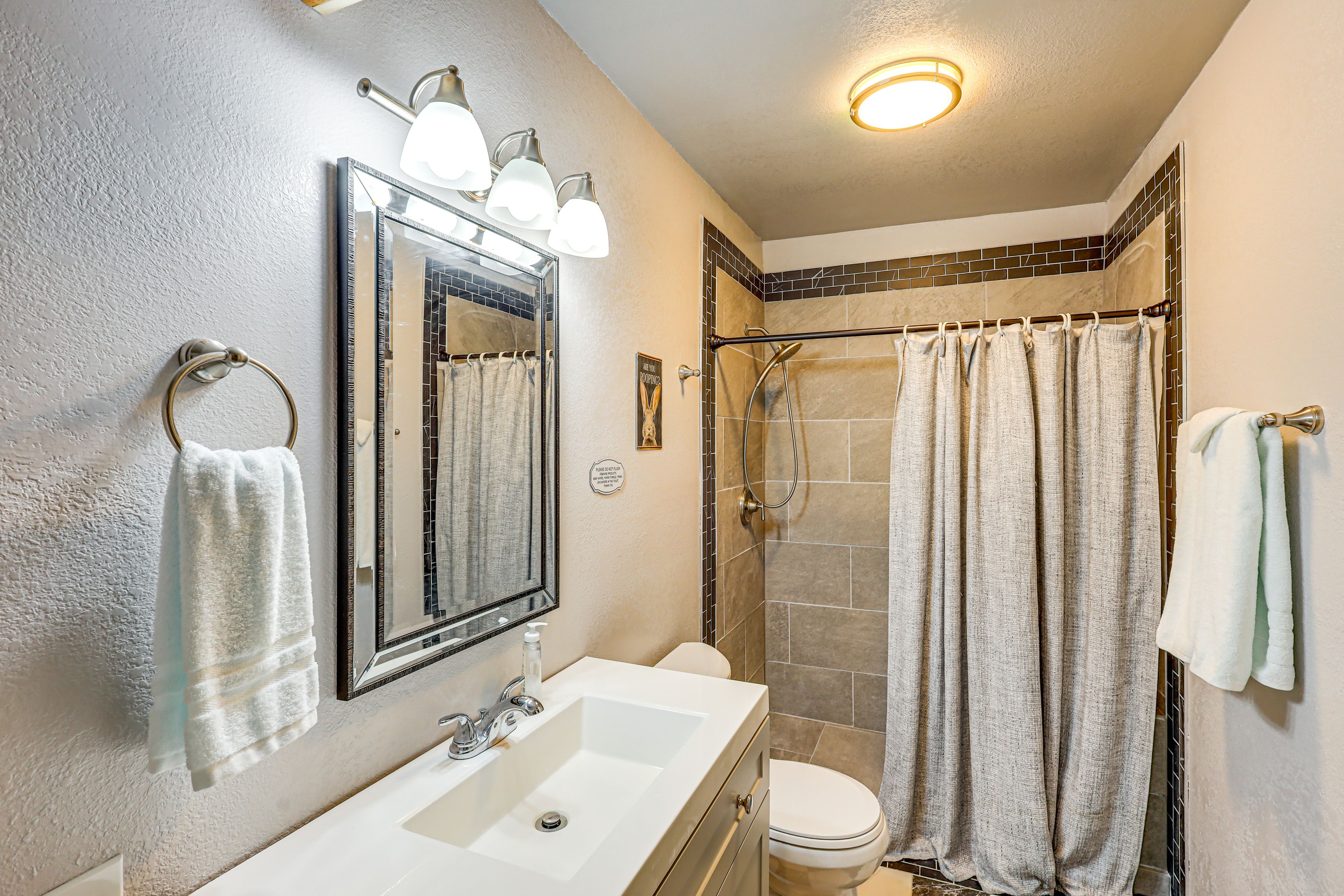 Full Bathroom | Towels Provided