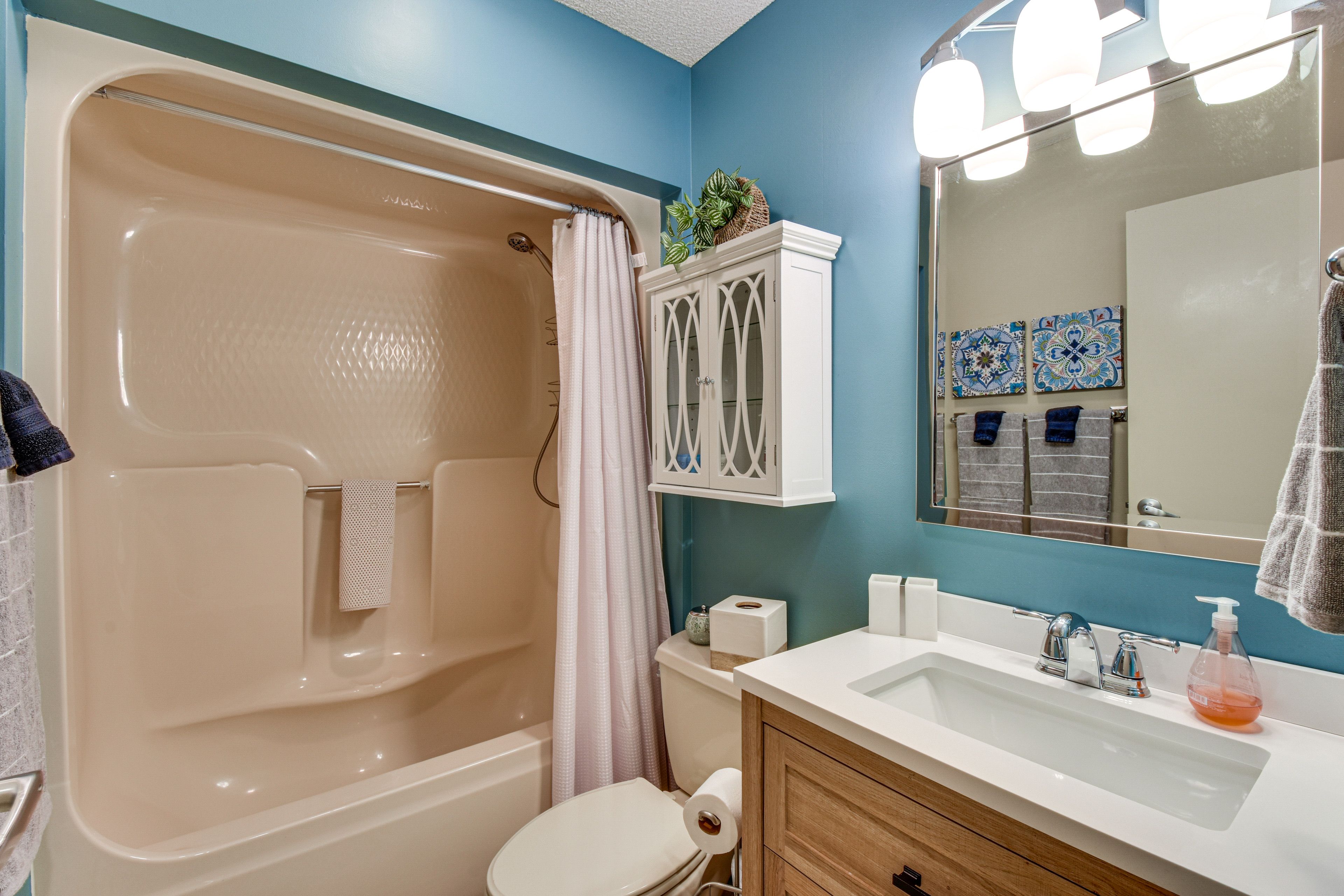 Full Bathroom | 2nd Floor | Towels Provided