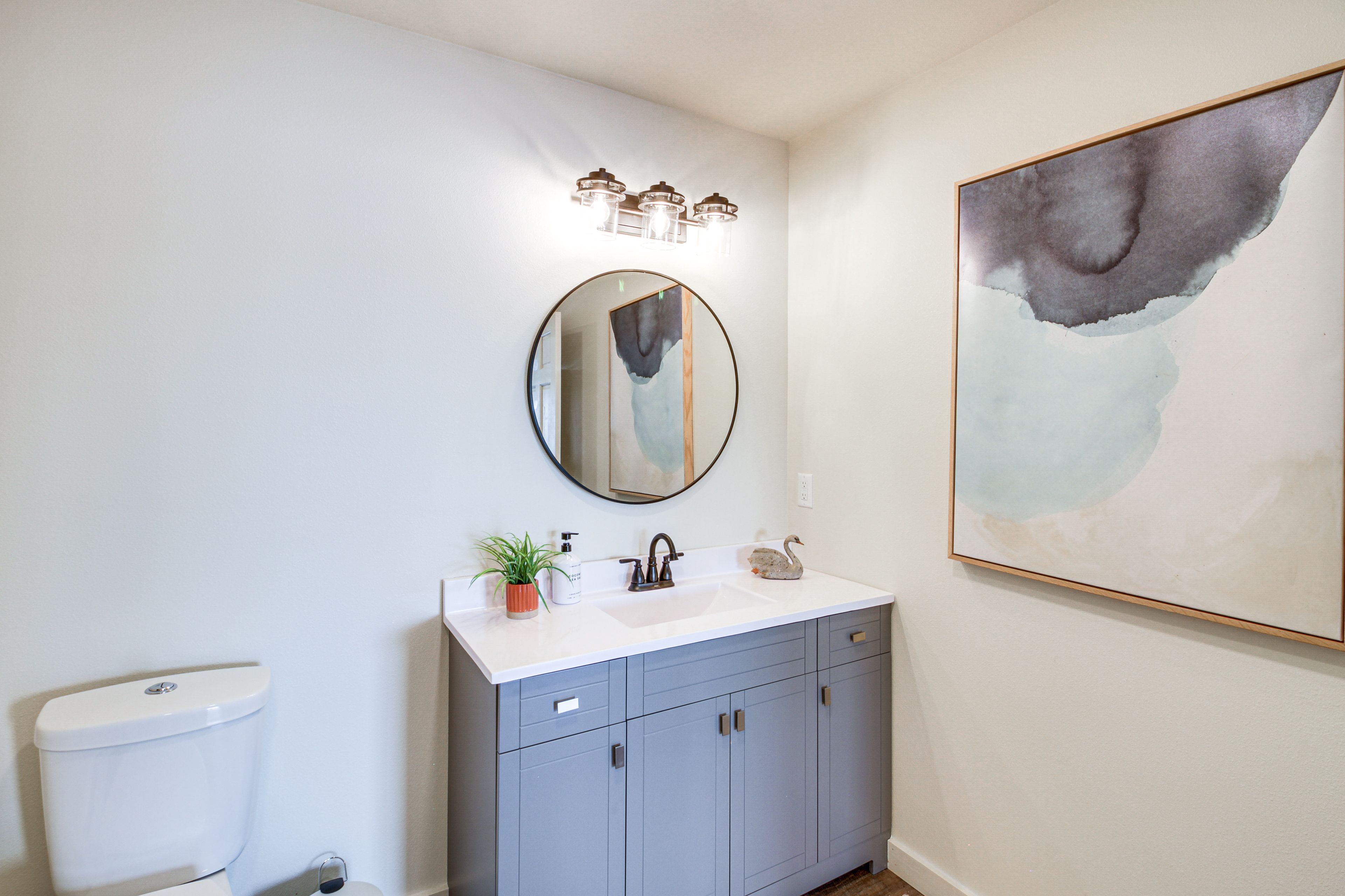 Full Bathroom | 2nd Floor