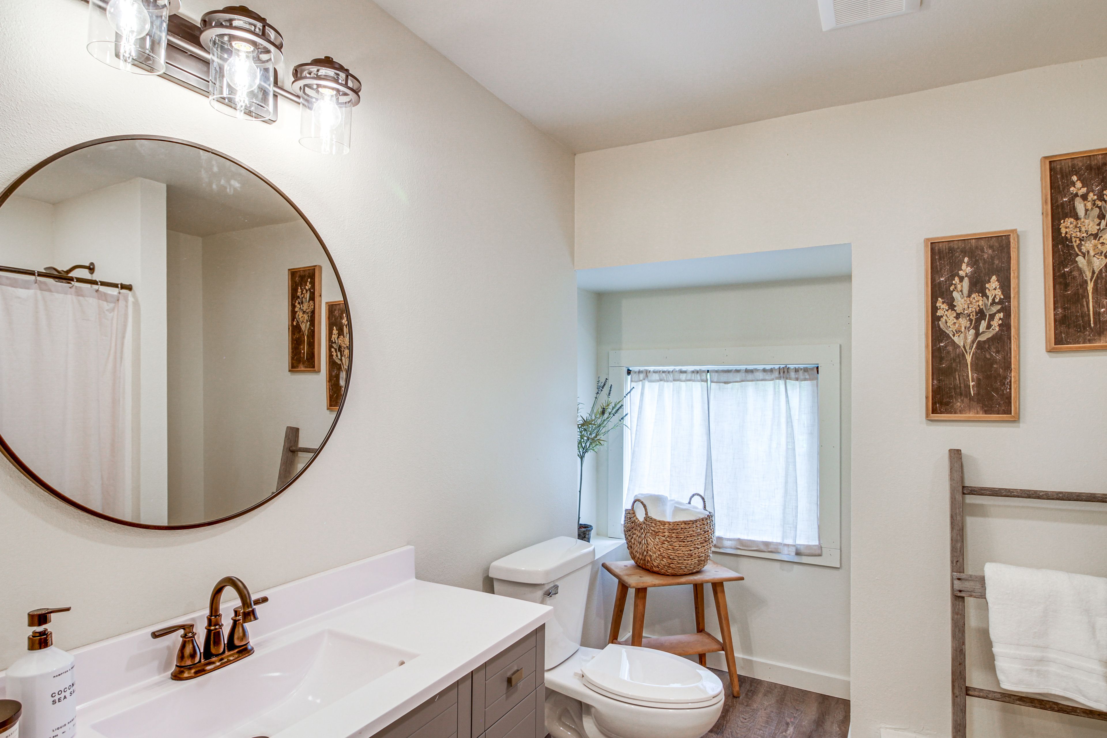 Full Bathroom | 2nd Floor