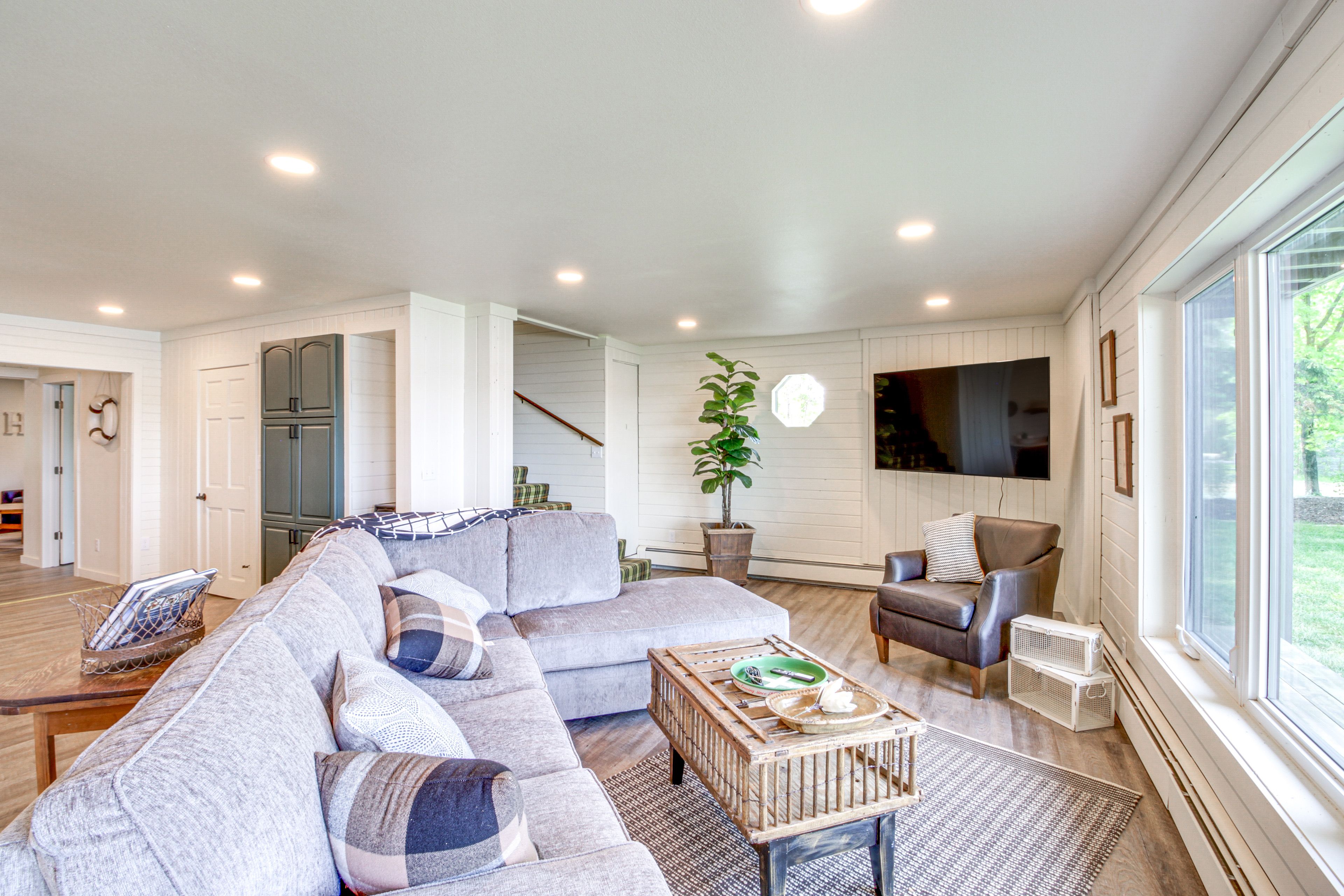Living Room | Free WiFi | Smart TV | 1st Floor