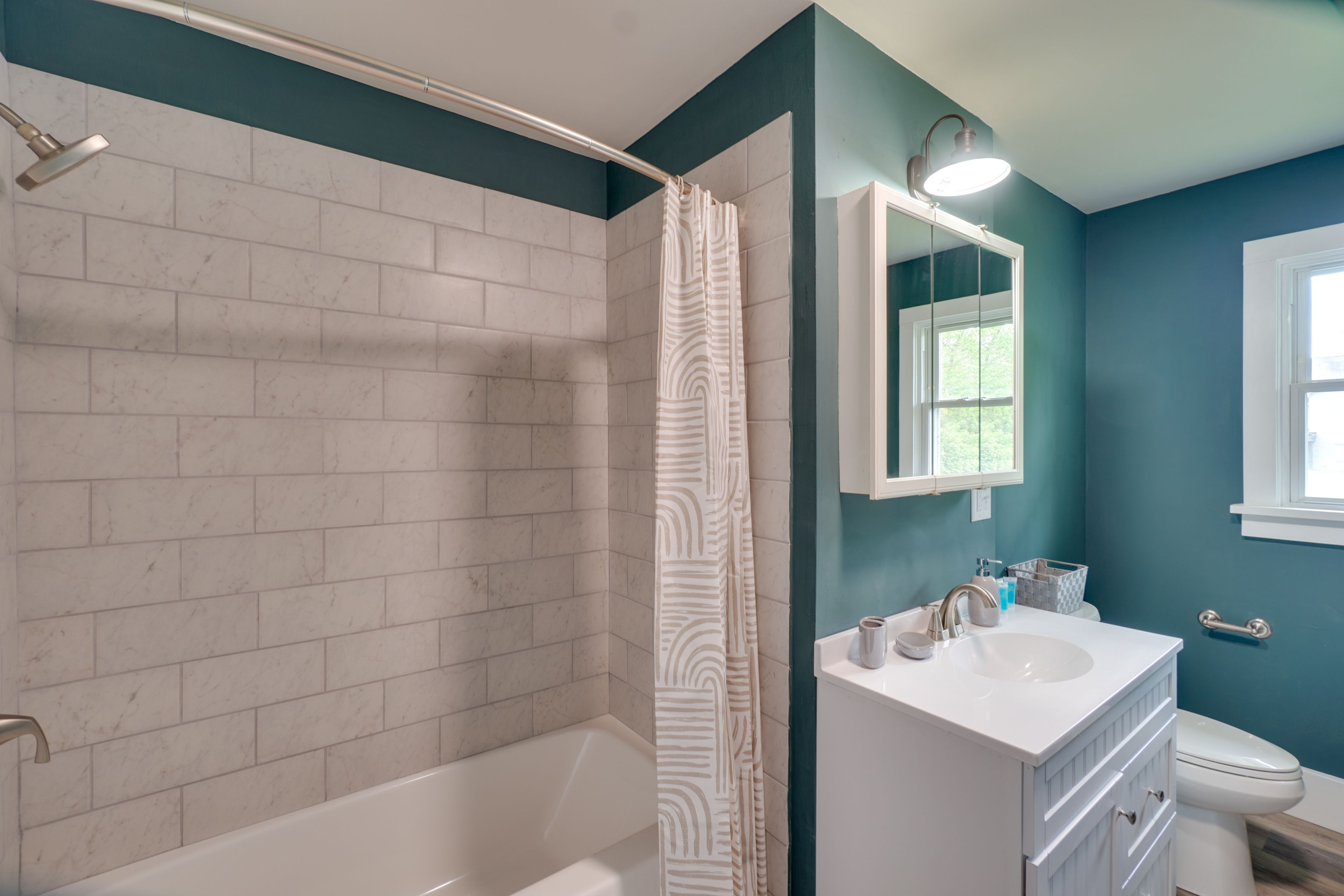 Full Bathroom | Complimentary Toiletries