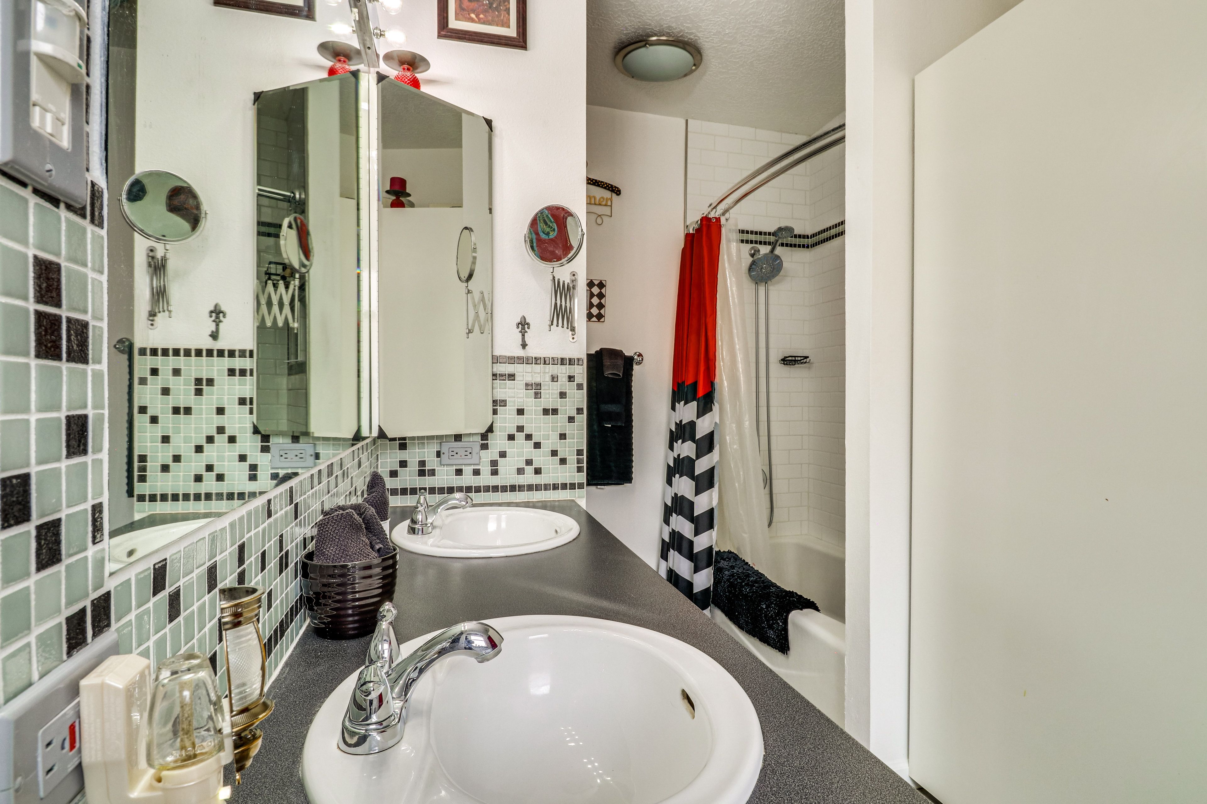 Full Bathroom | Towels Provided
