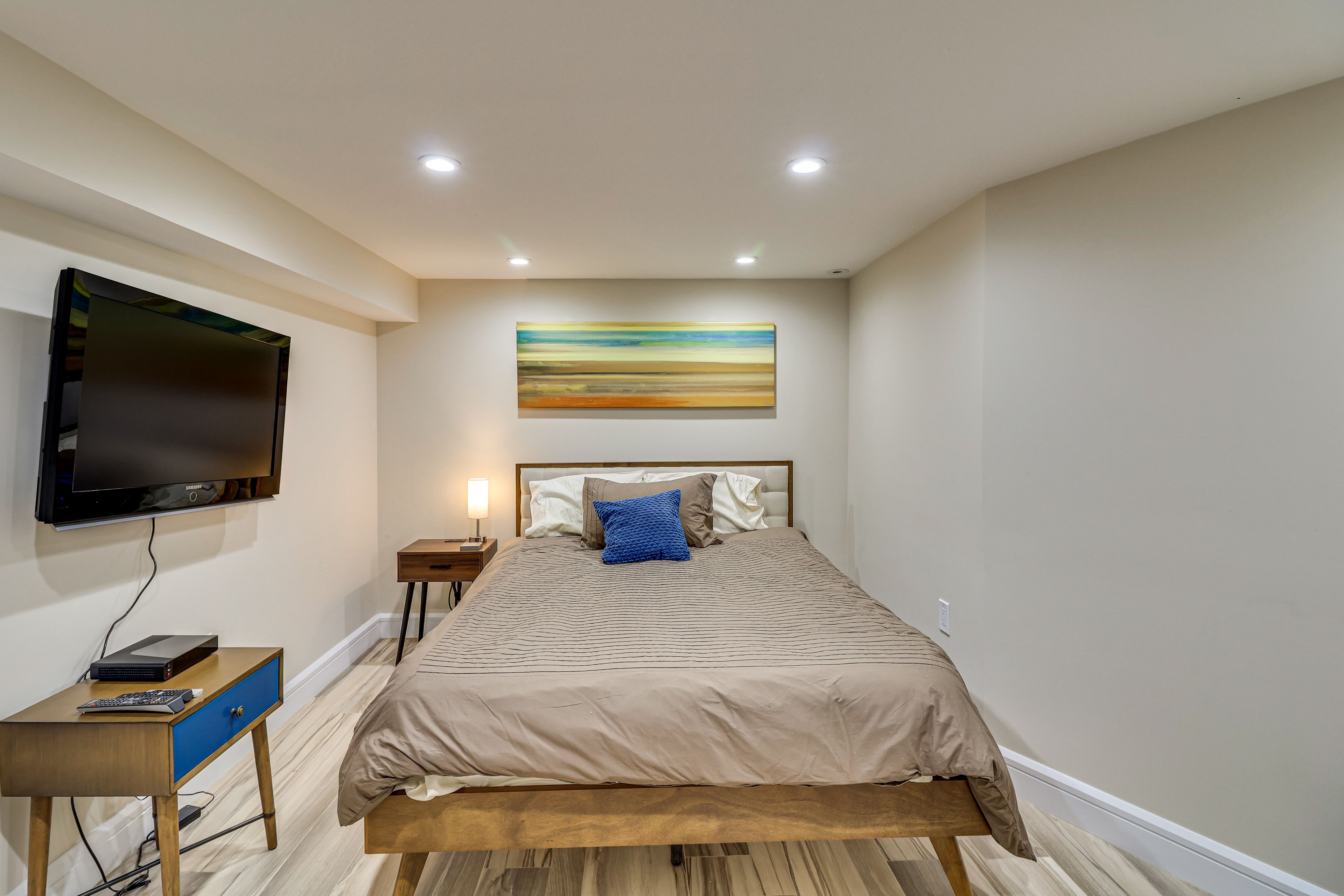 Bedroom | Queen Bed | Smart TV