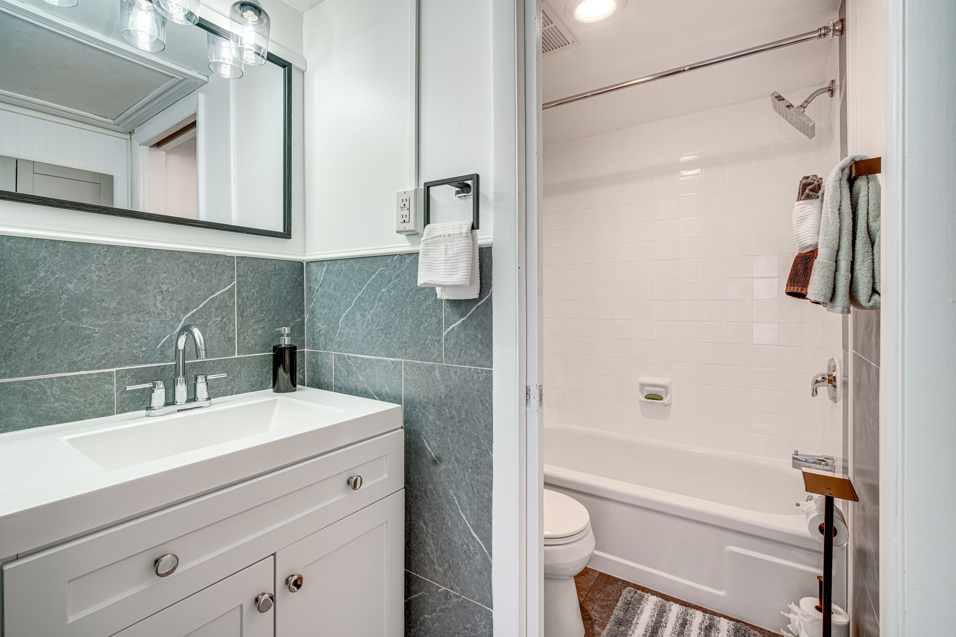 Full Bathroom | Towels Provided