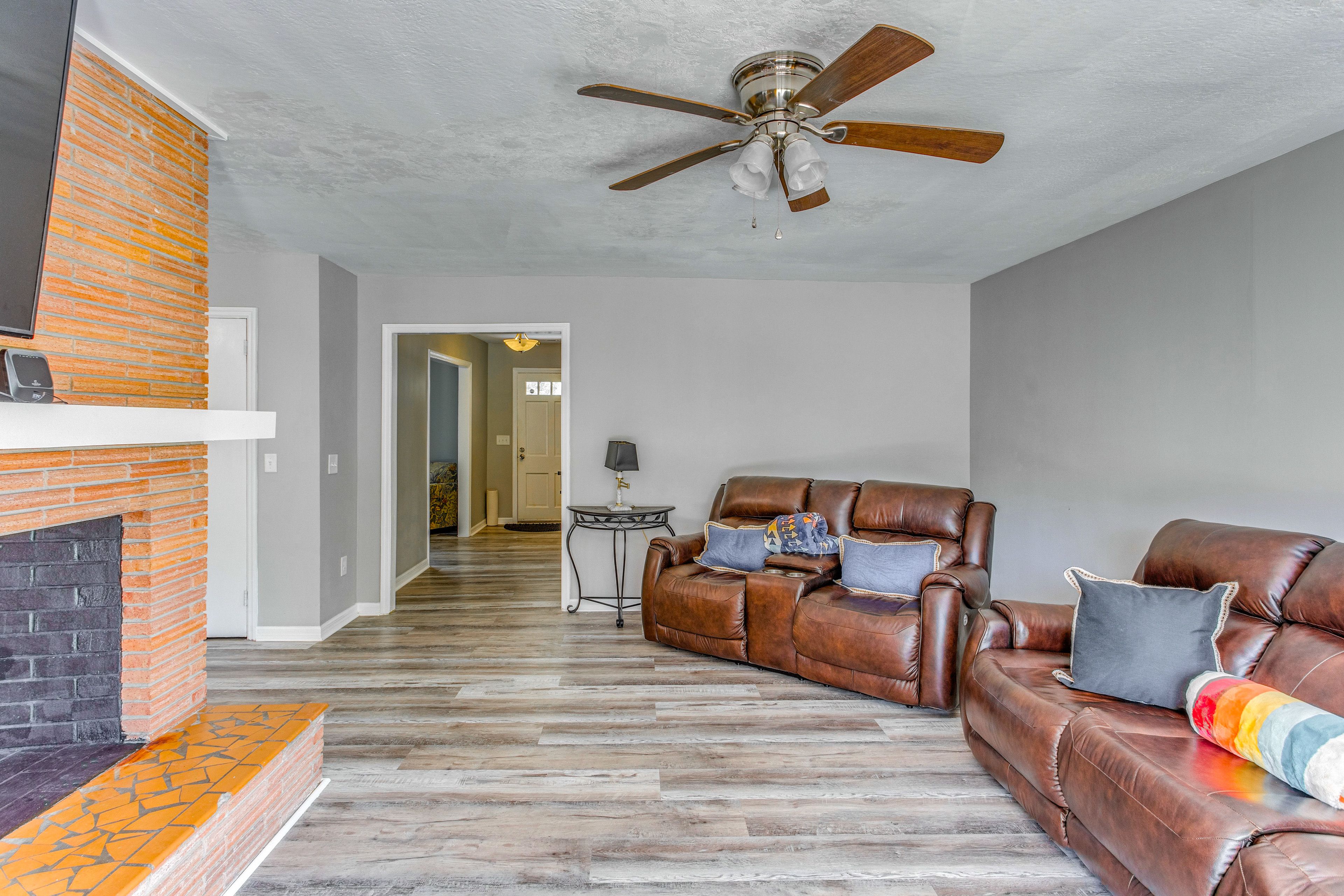 Living Room | Smart TV | Central A/C | Free WiFi