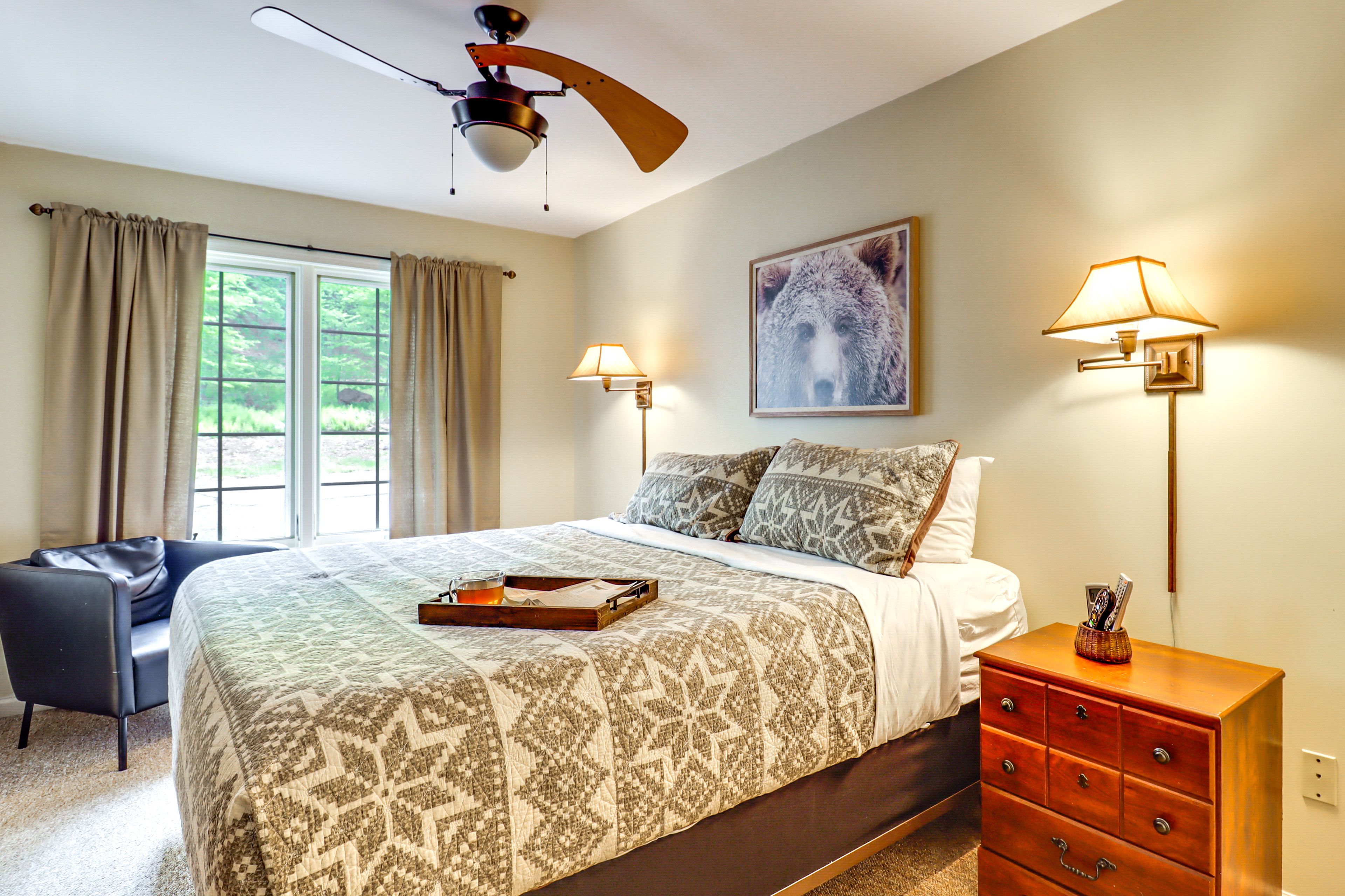 Bedroom 1 | 1st Floor | Queen Bed | Linens Provided | Flat-Screen TV w/ Cable