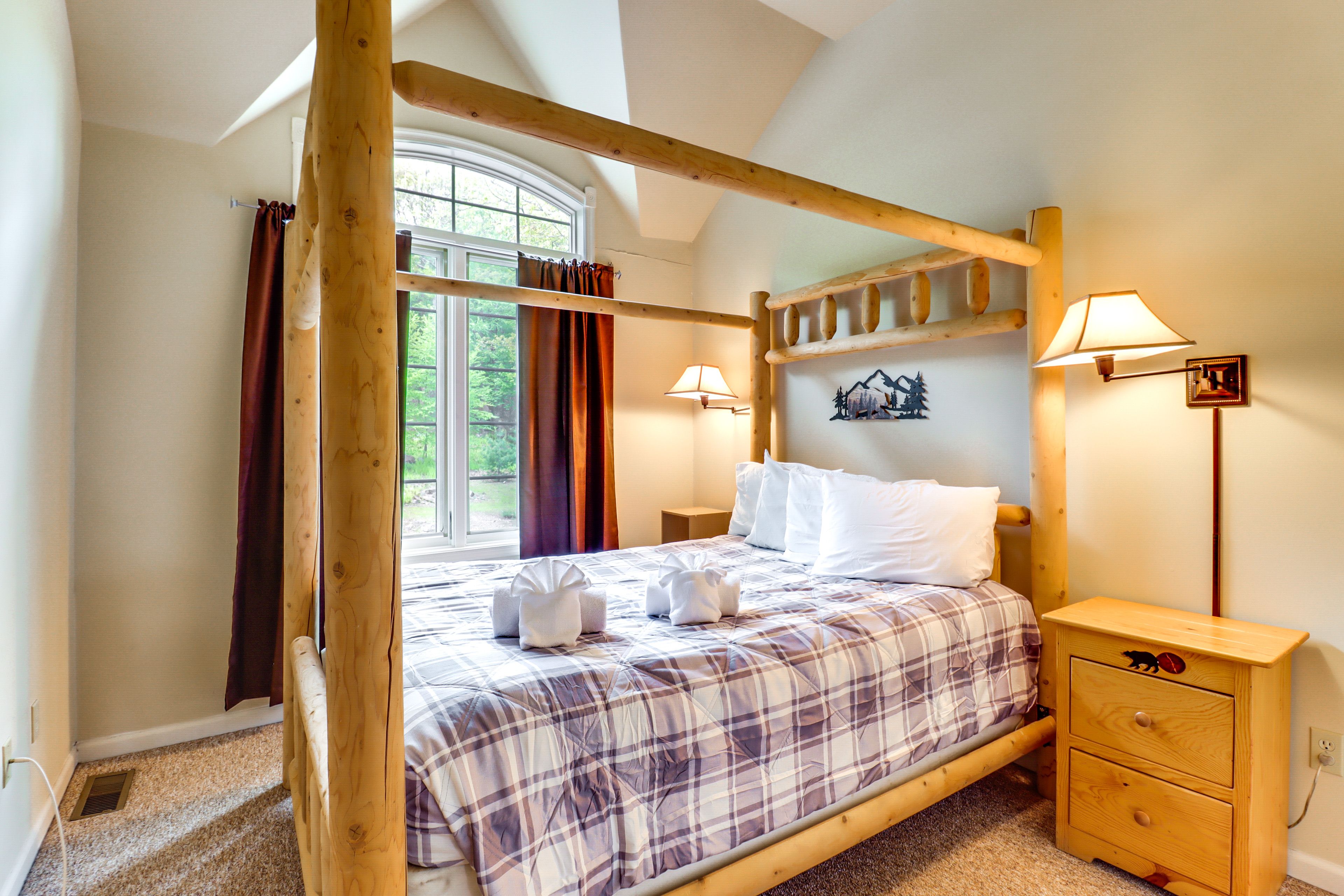 Bedroom 2 | 2nd Floor | Queen Bed