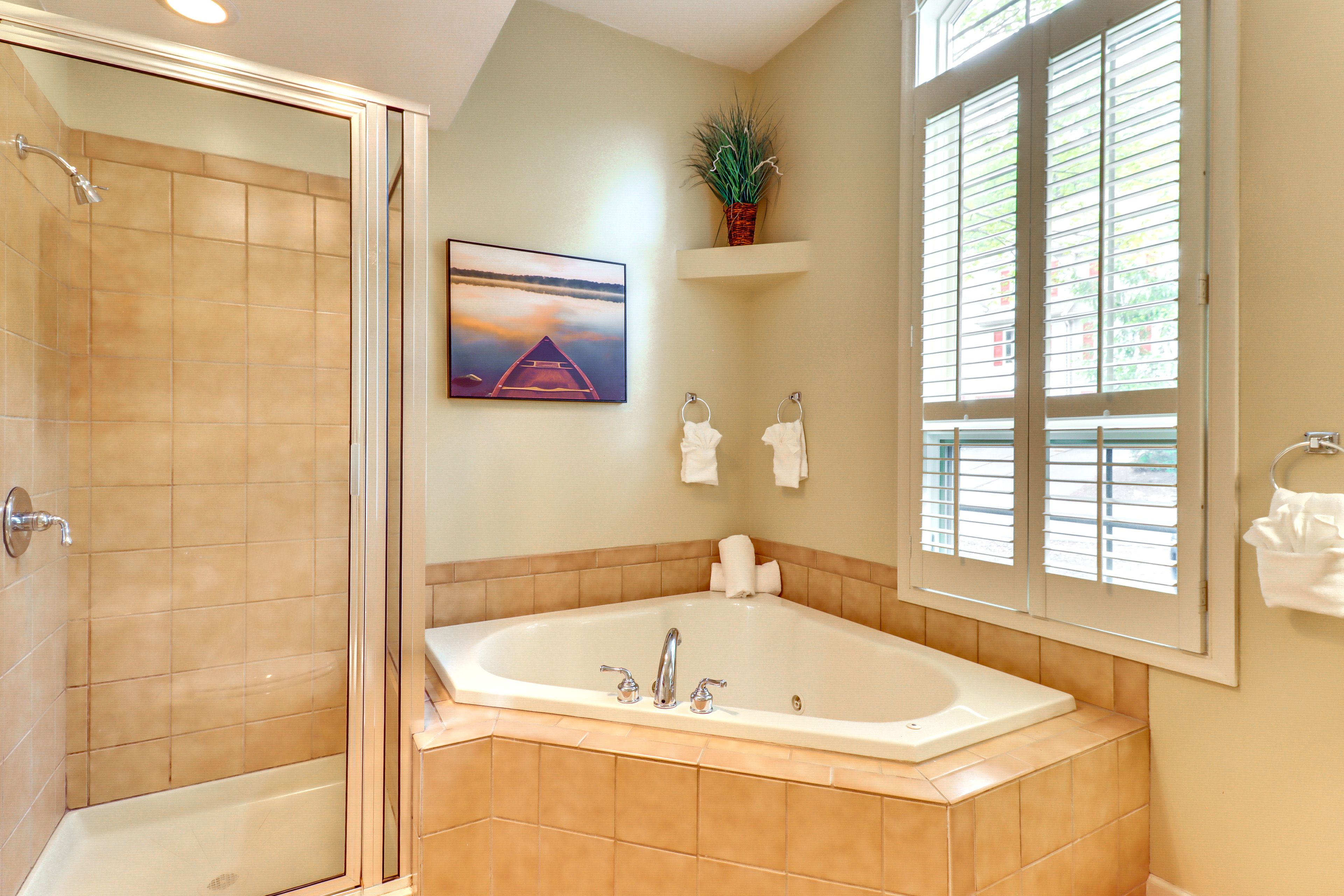 En-Suite Bathroom | 1st Floor | Jetted Tub | Towels Provided