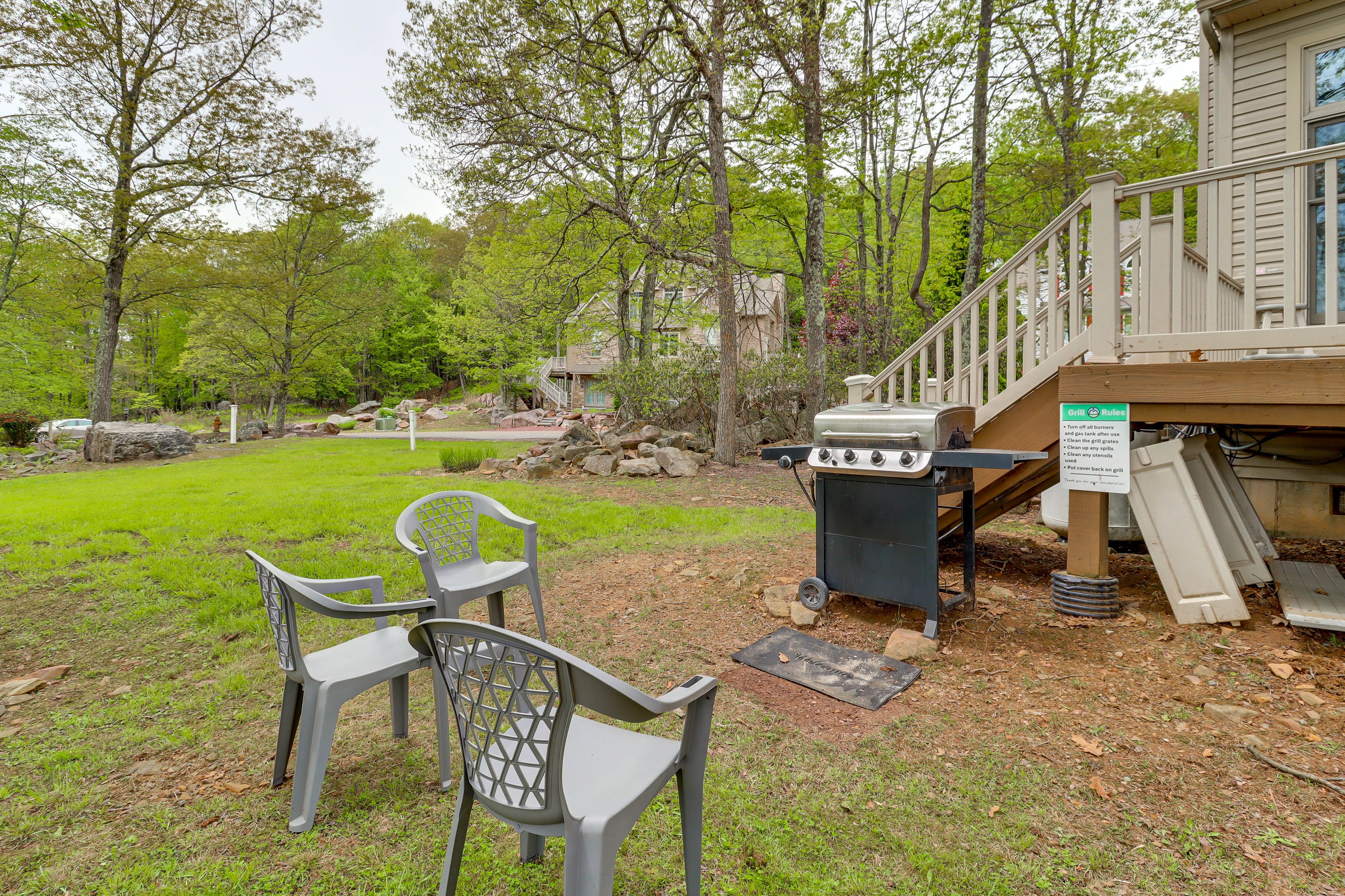 Private Backyard | Fire Pit | Gas Grill | Seating