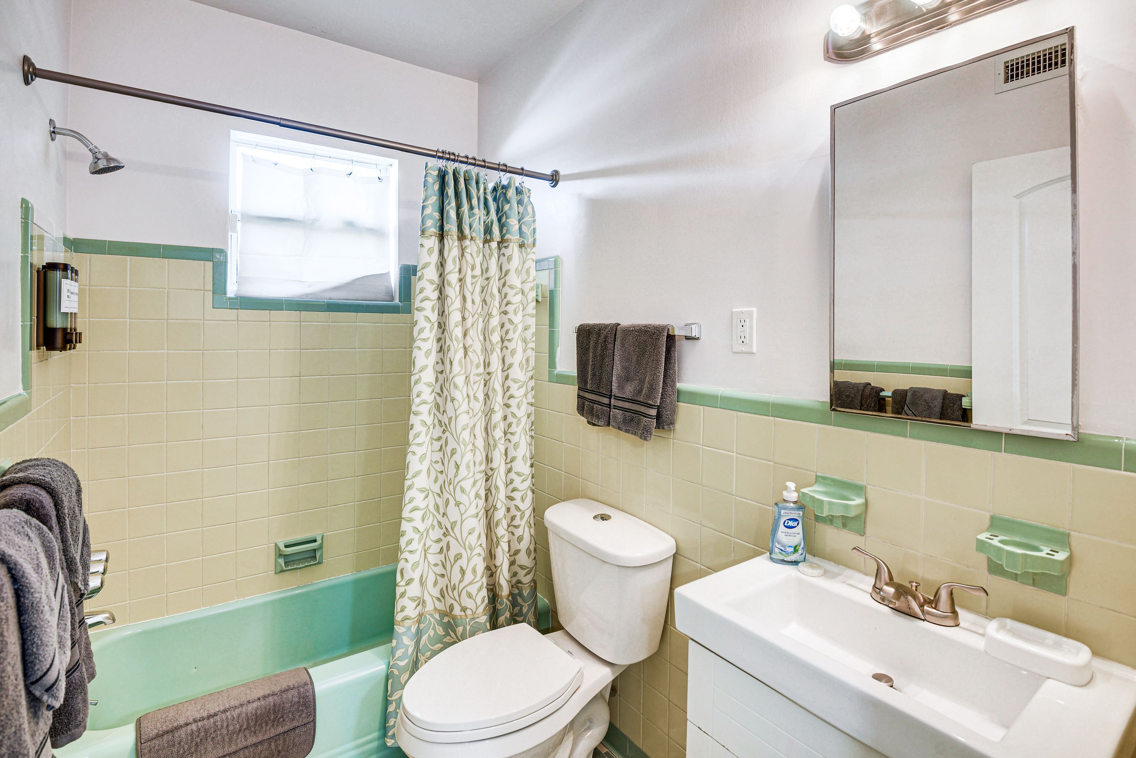 Full Bathroom | Shower/Tub Combo