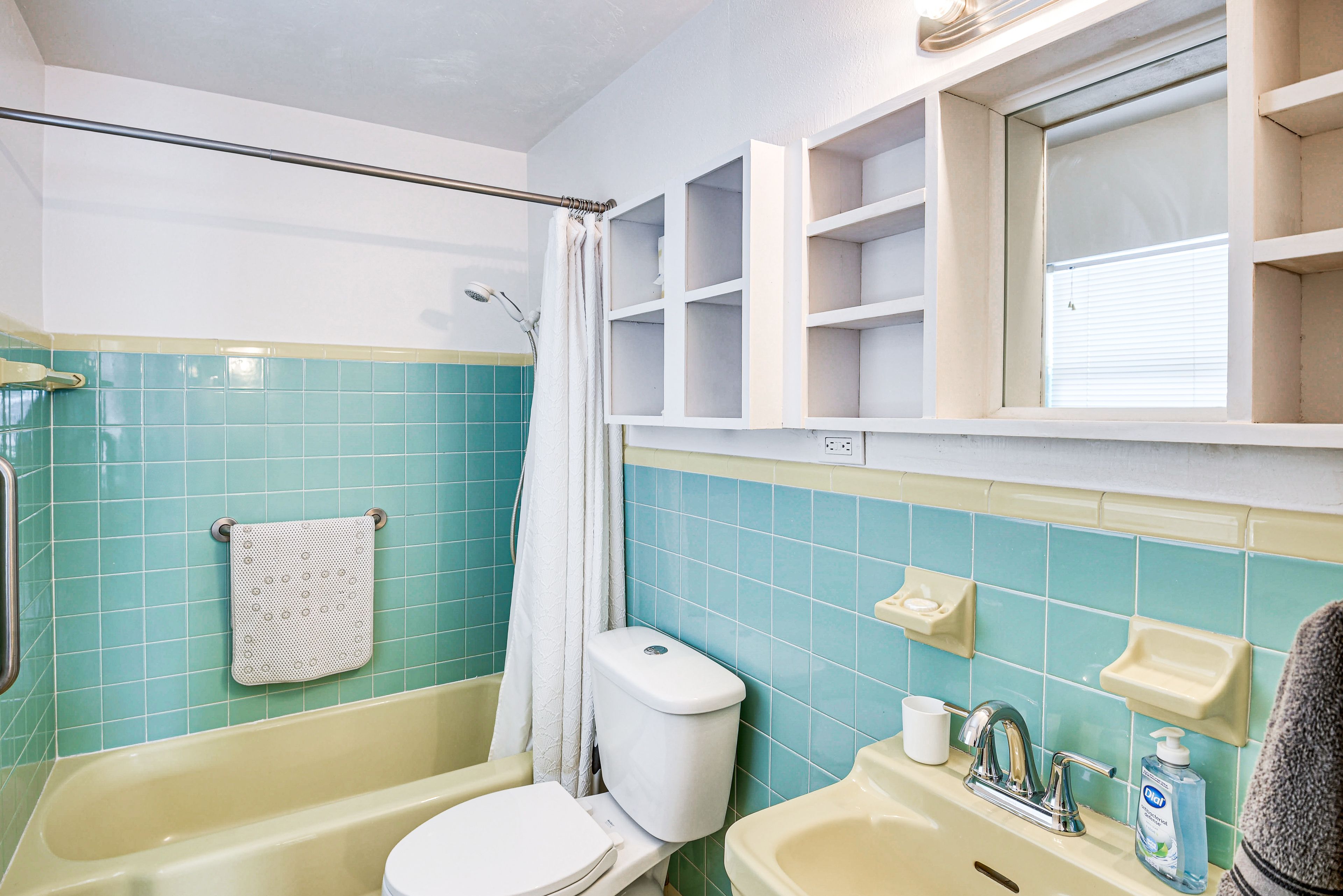 Full Bathroom | Towels Provided