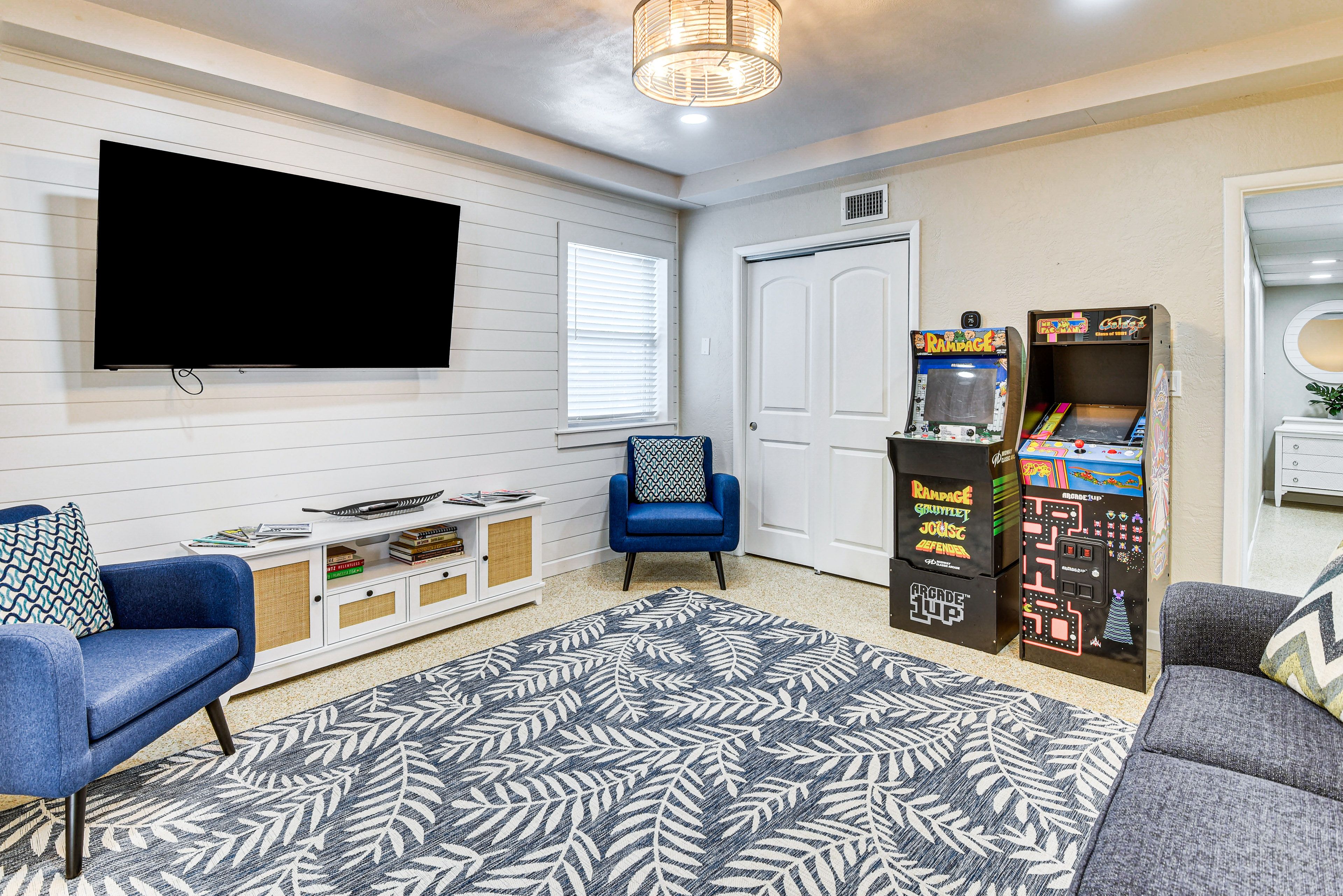 Living Room | Single-Story Apartment | Free WiFi | Arcade Consoles