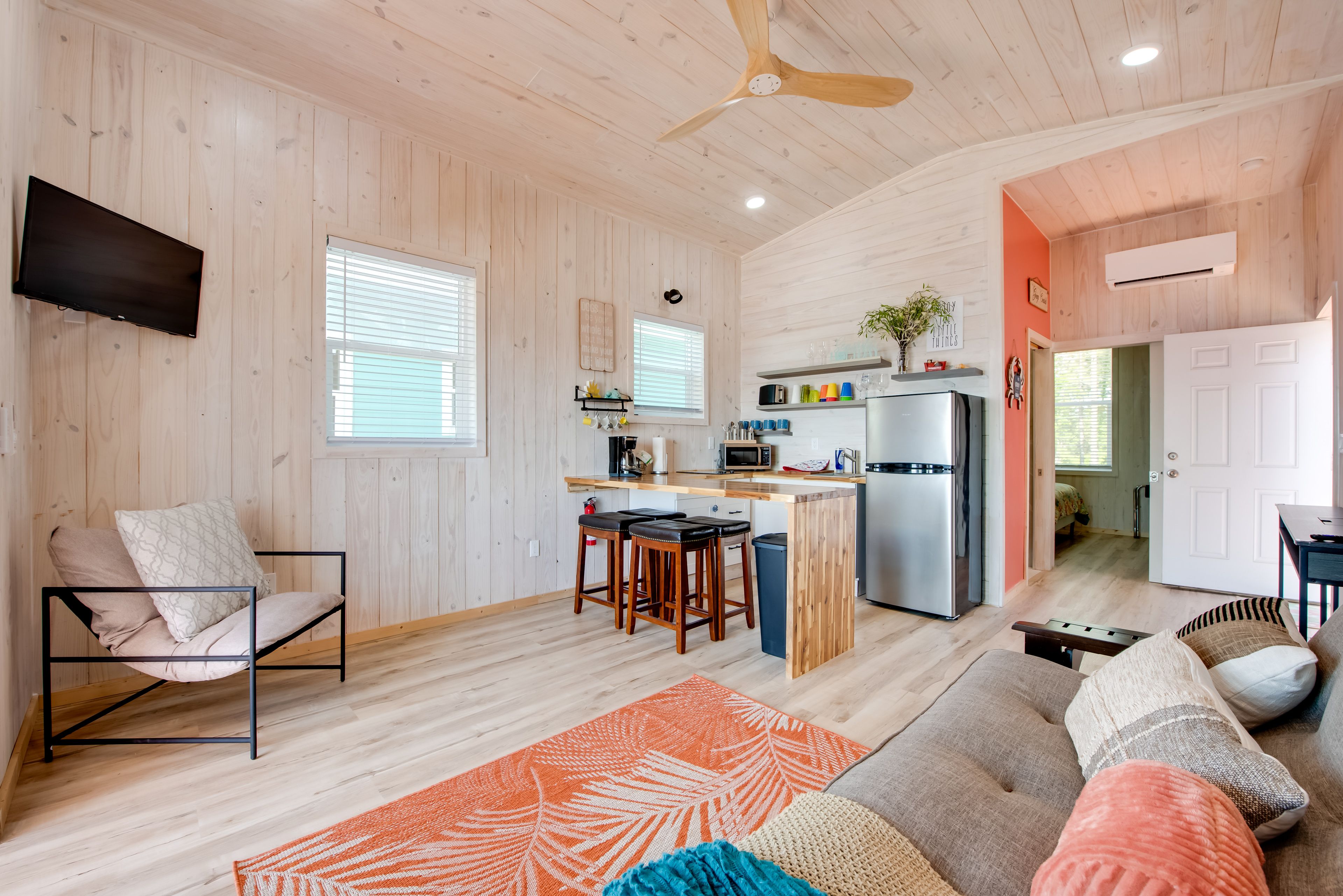 Living Room | Free WiFi | Smart TV | Queen Sleeper Sofa | Single-Story Cottage