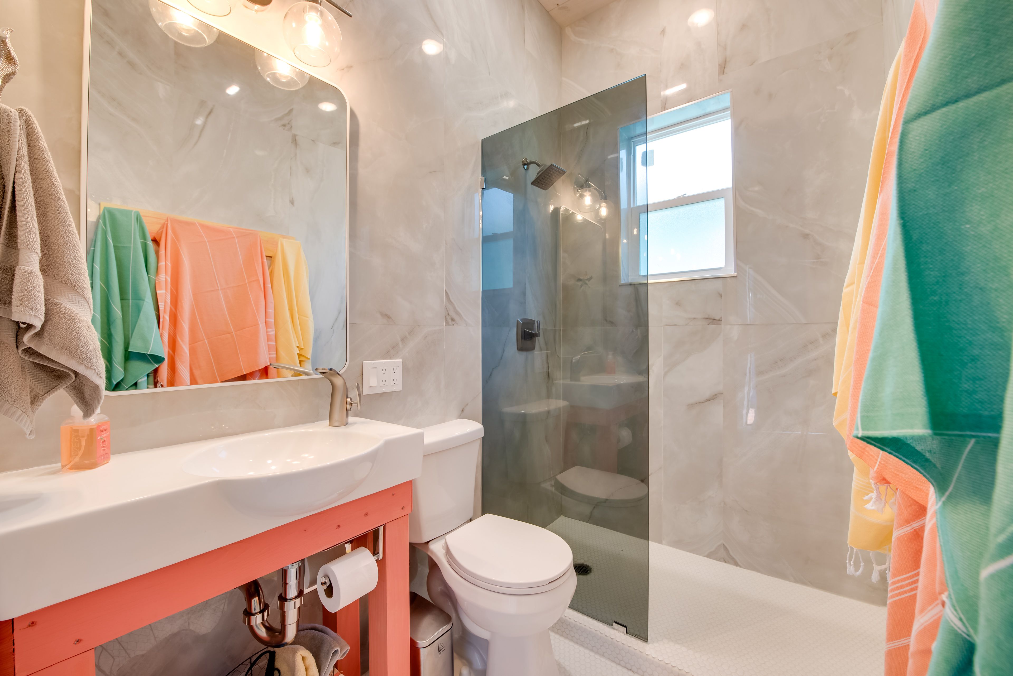 Full Bathroom | Towels Provided