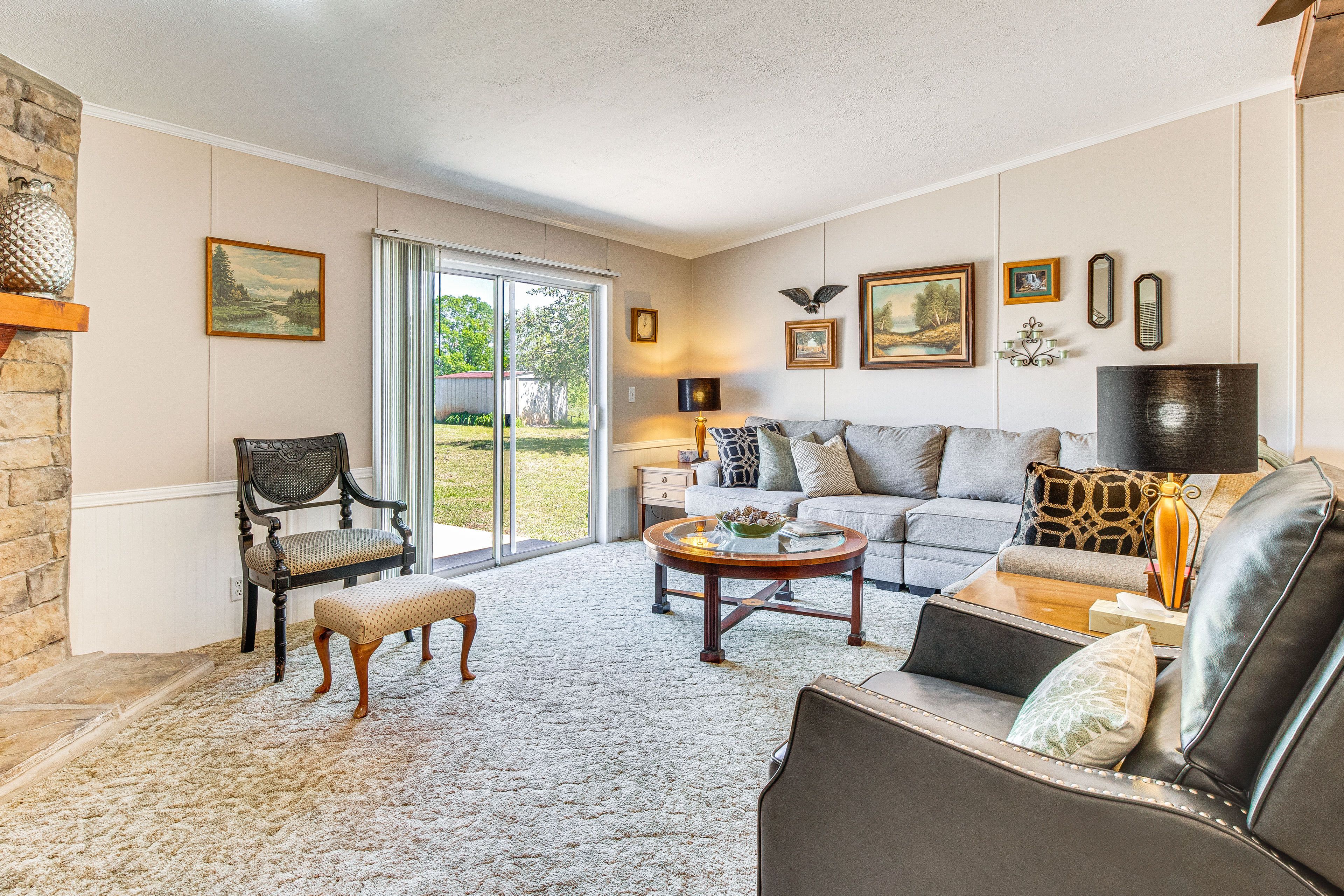 Living Room | Free WiFi | Central A/C | Smart TV