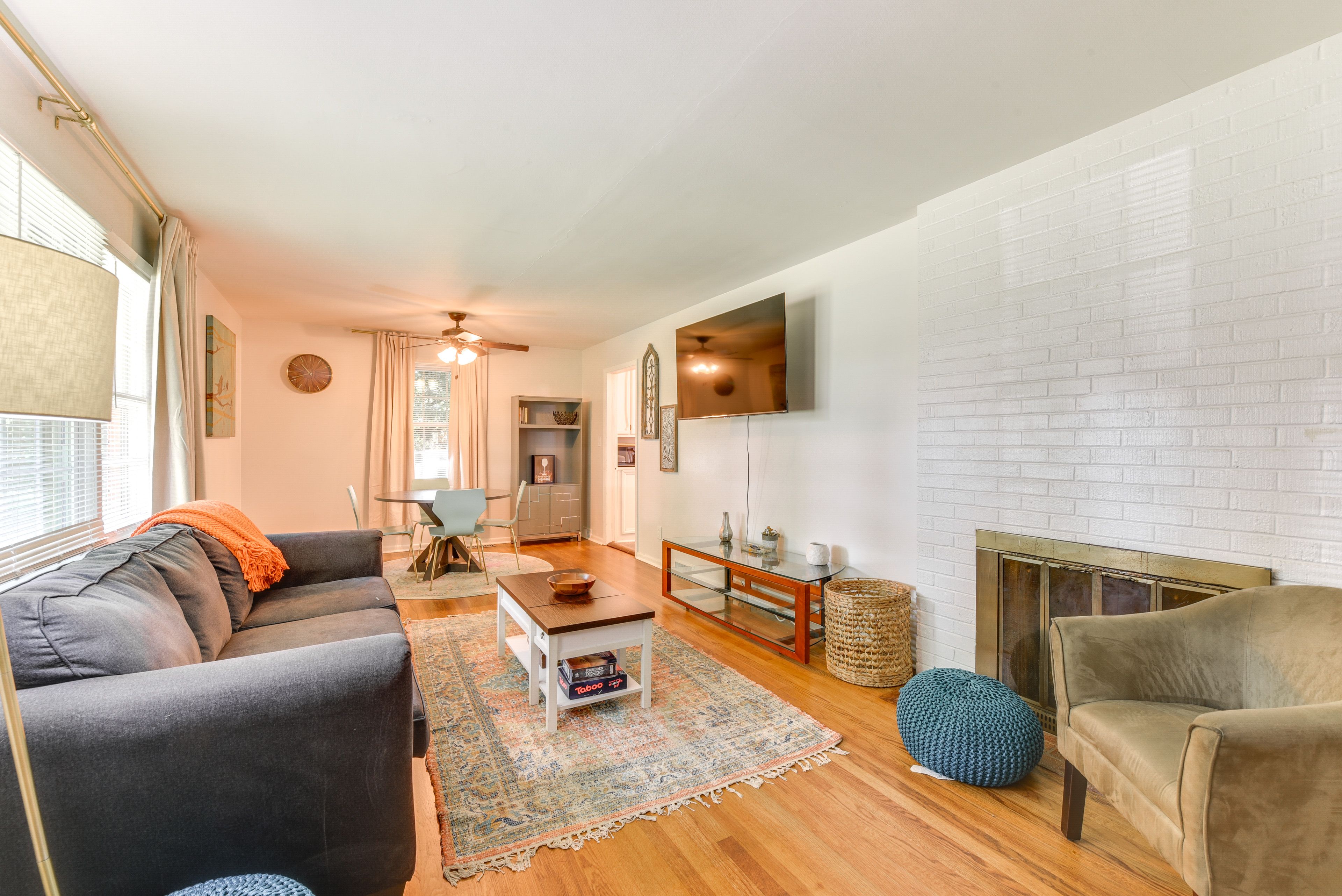 Living Room | Free WiFi | Central Heating & Air Conditioning
