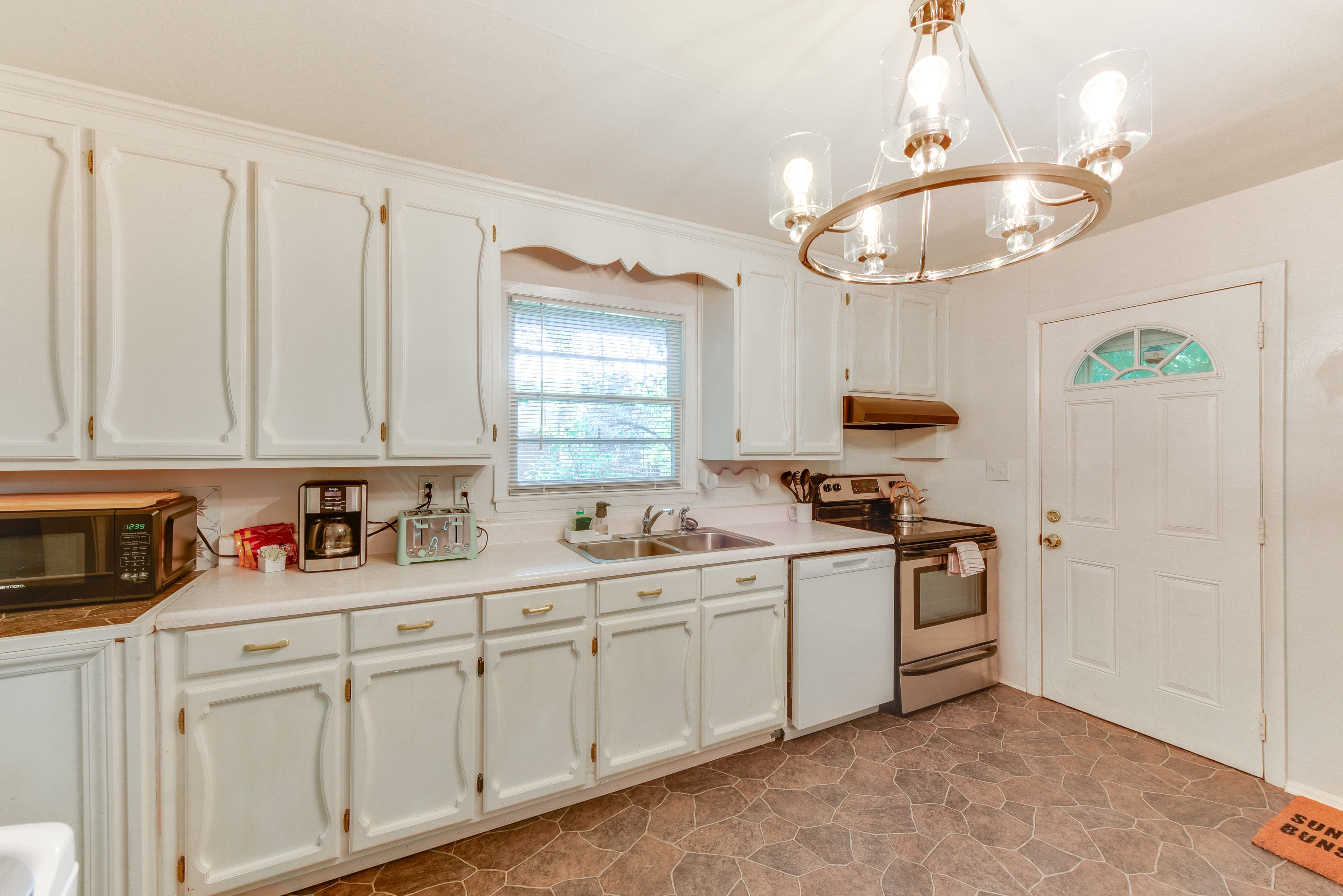 Kitchen | Cooking Basics | Stove/Oven | Additional Dining Table