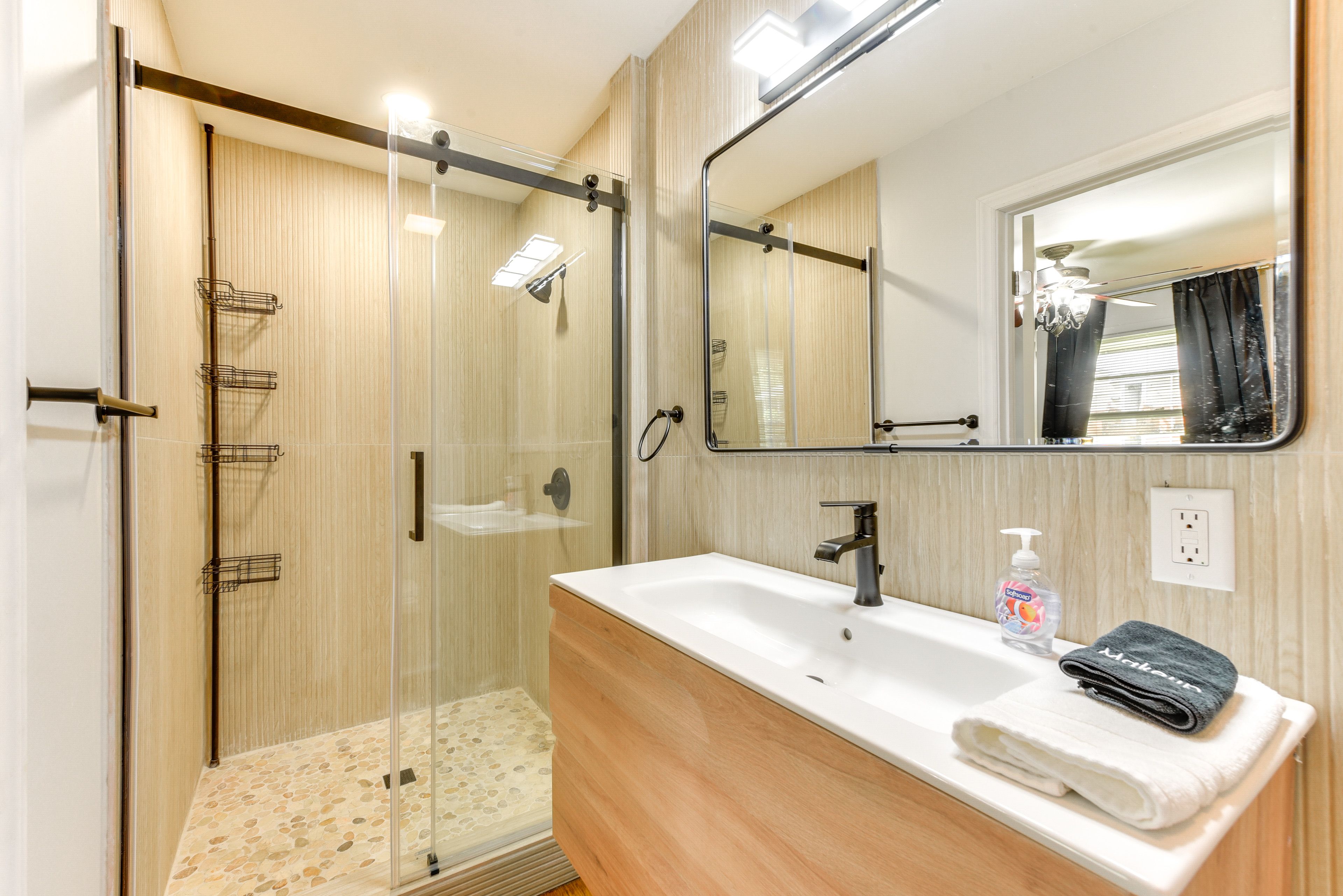 Full Bathroom | Towels Provided | Complimentary Toiletries