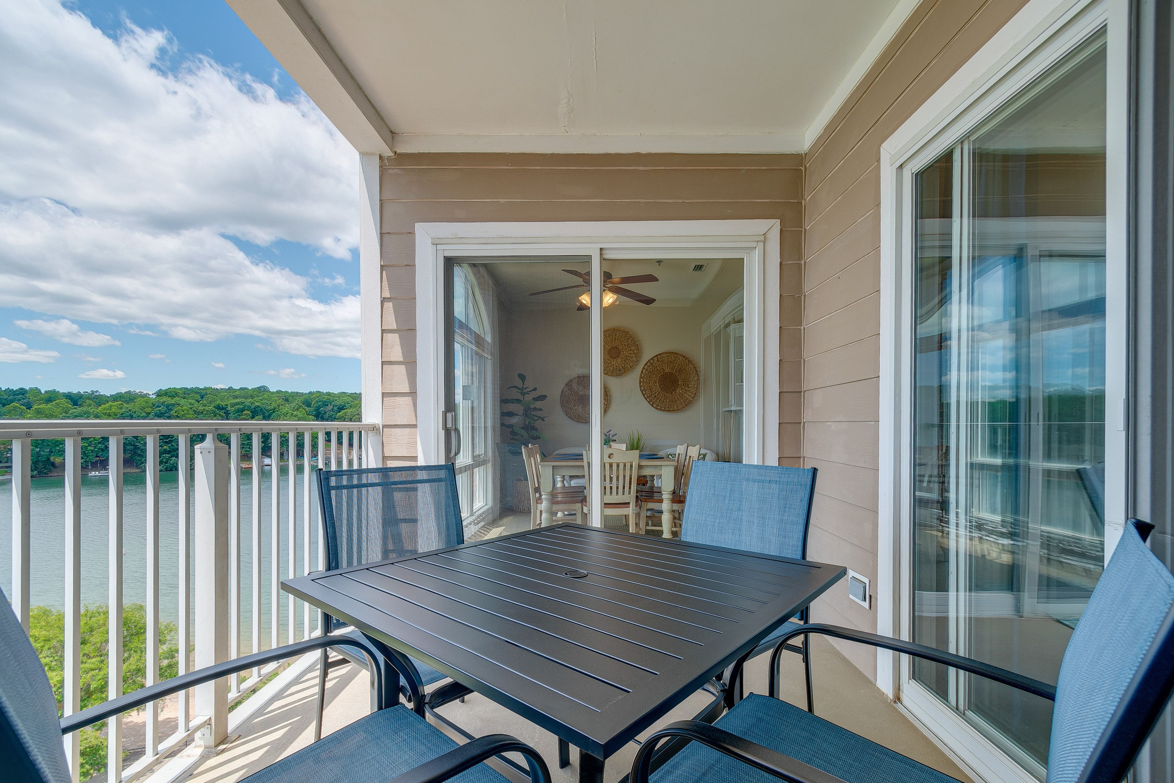 Private Balcony | Dining Table