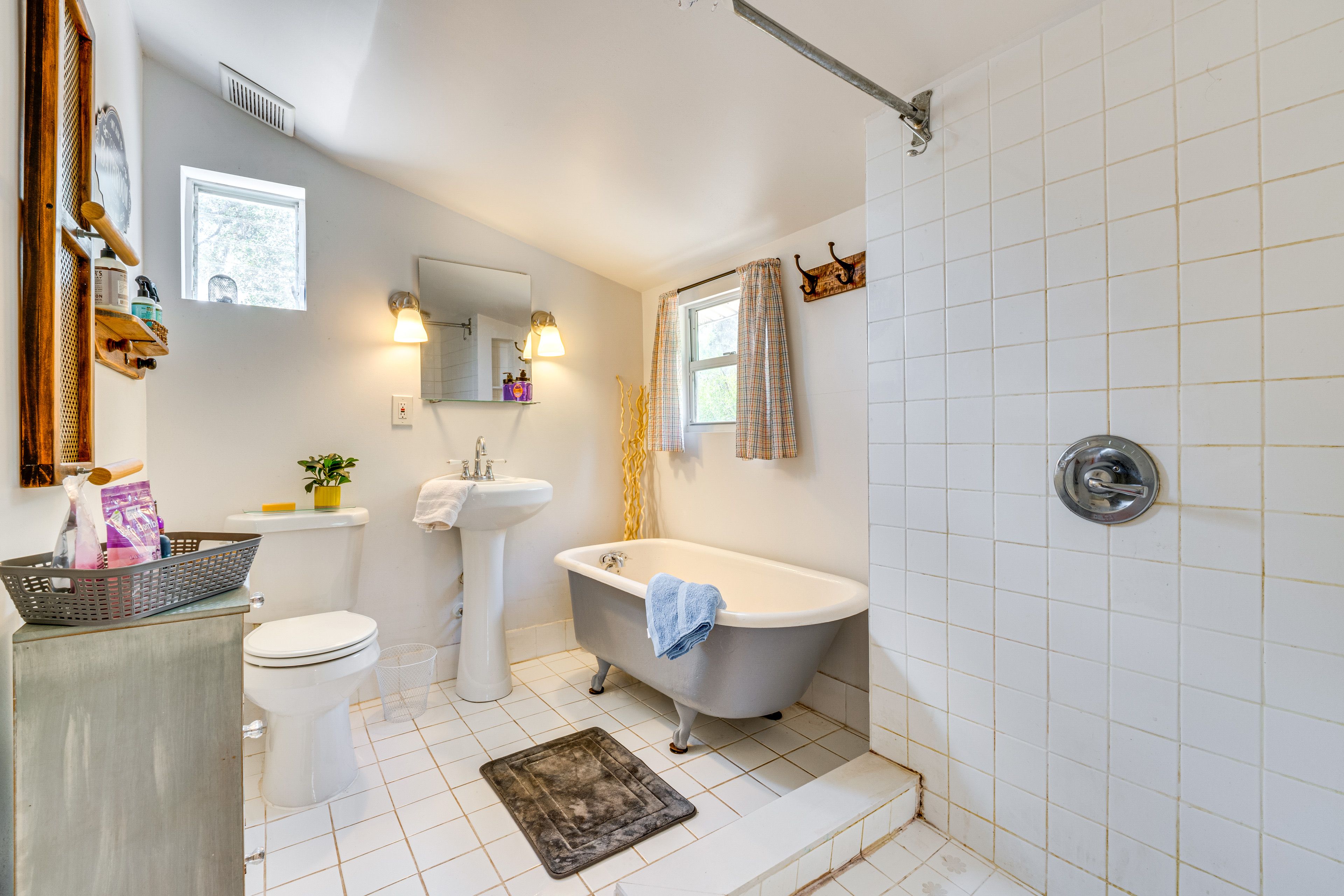 Full Bathroom | Towels Provided | Complimentary Toiletries