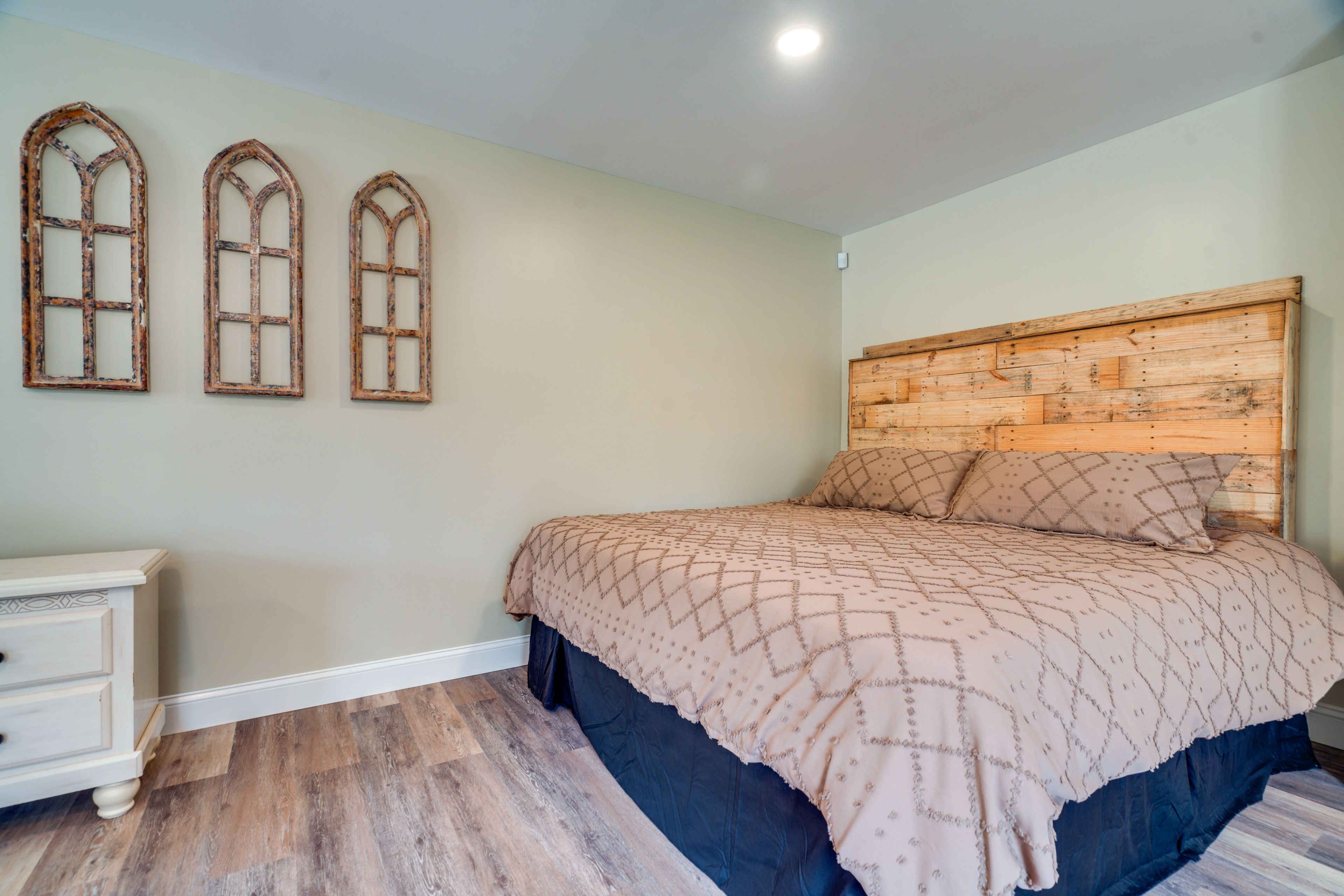 Studio | King Bed | Linens