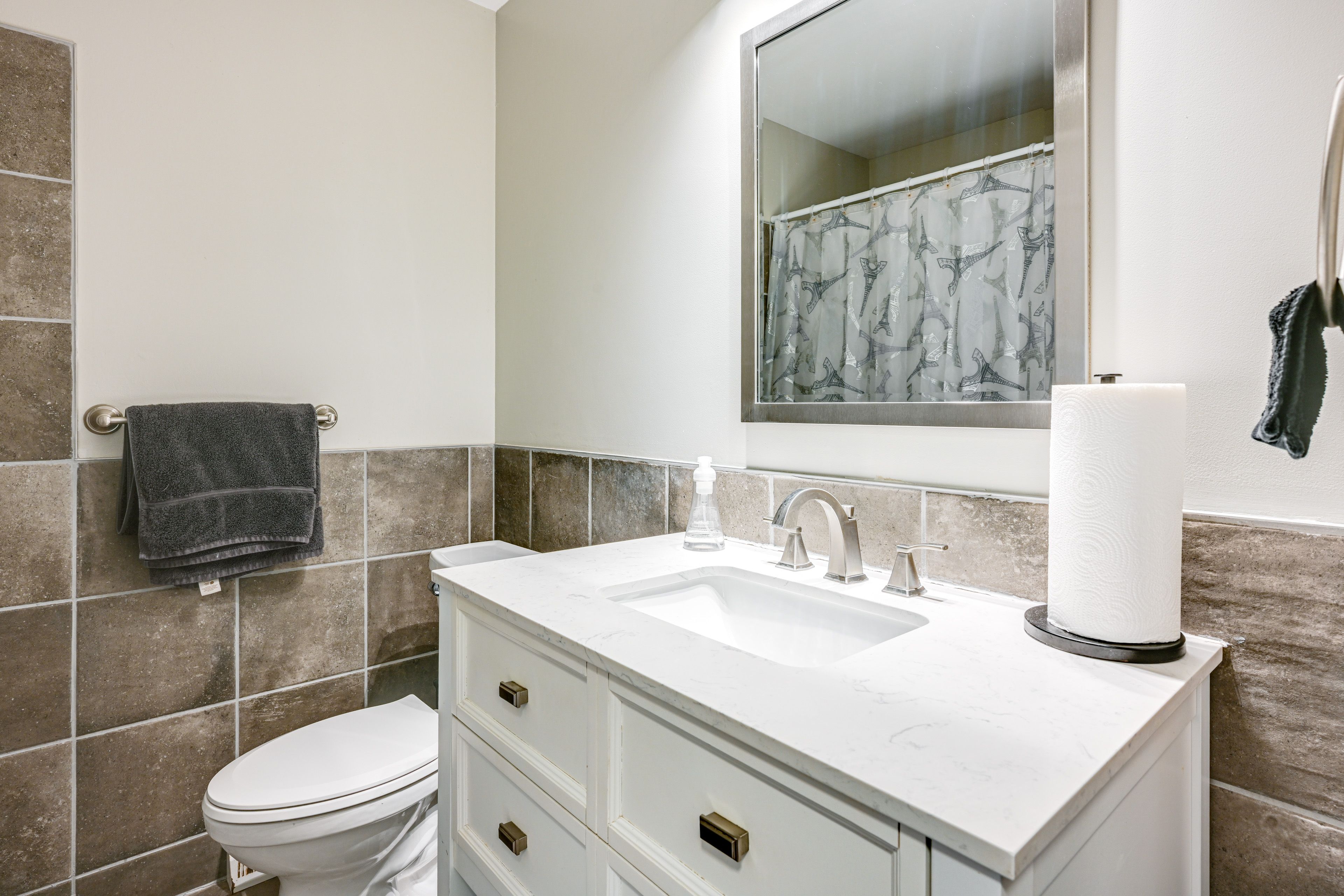 Full Bathroom | Towels Provided | Main Floor