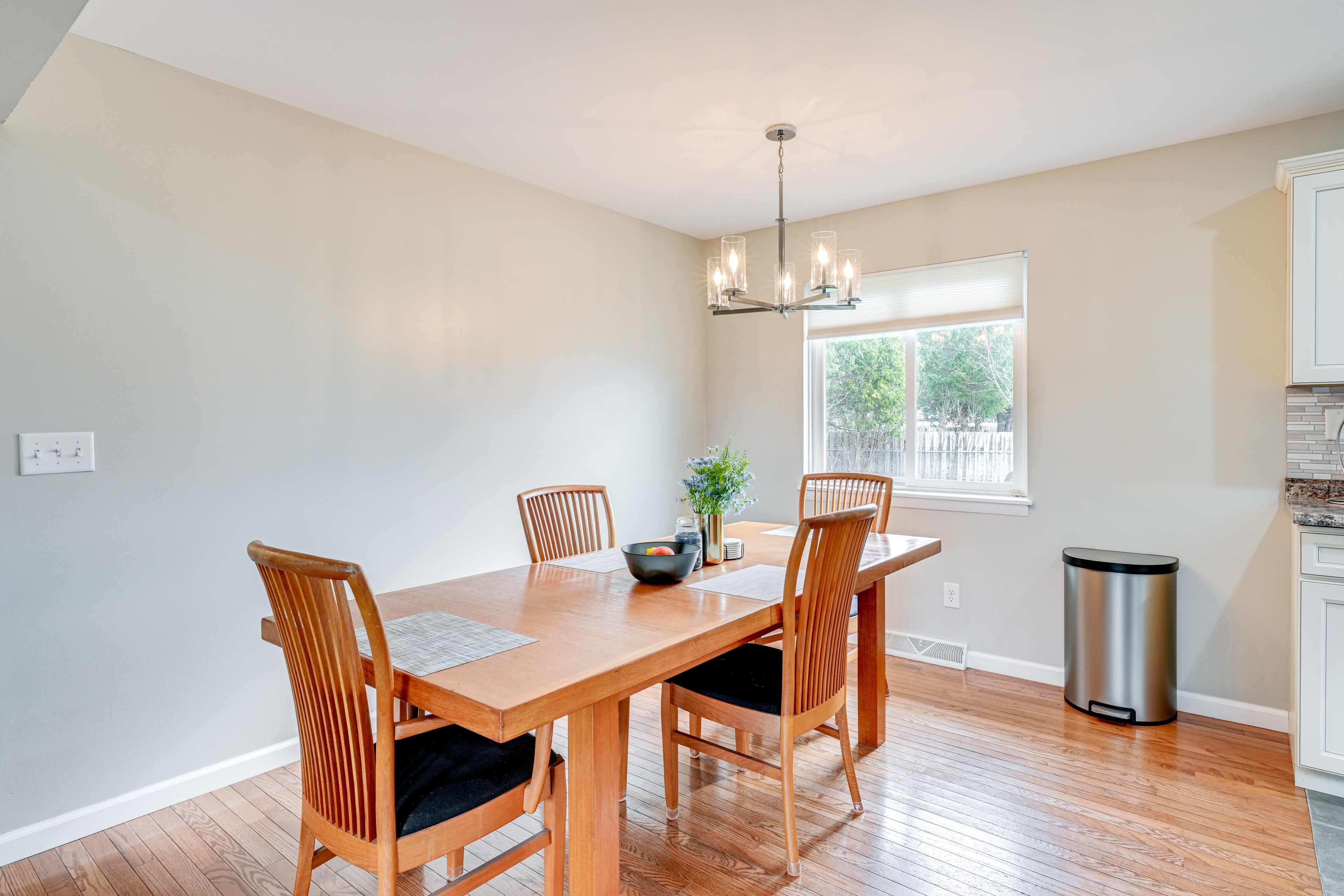 Dining Area | Dishware/Flatware | Main Floor