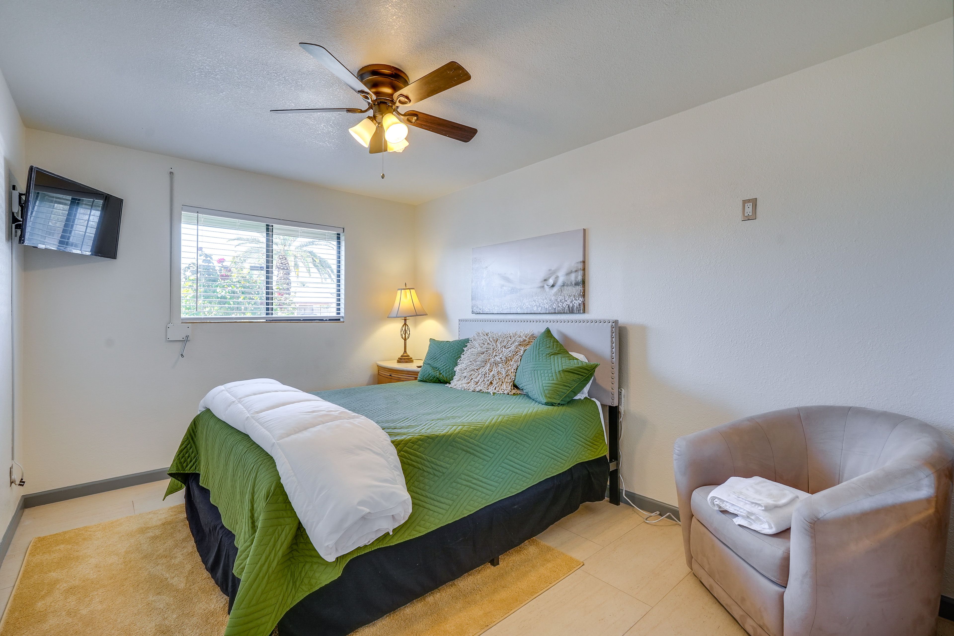 Bedroom 2 | Queen Bed