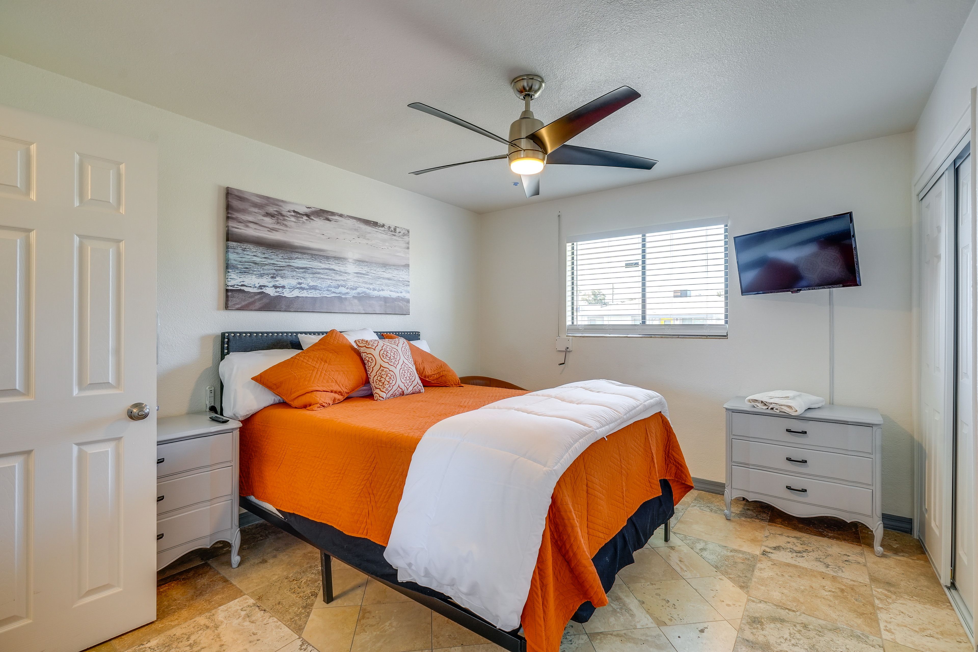 Bedroom 1 | Queen Bed