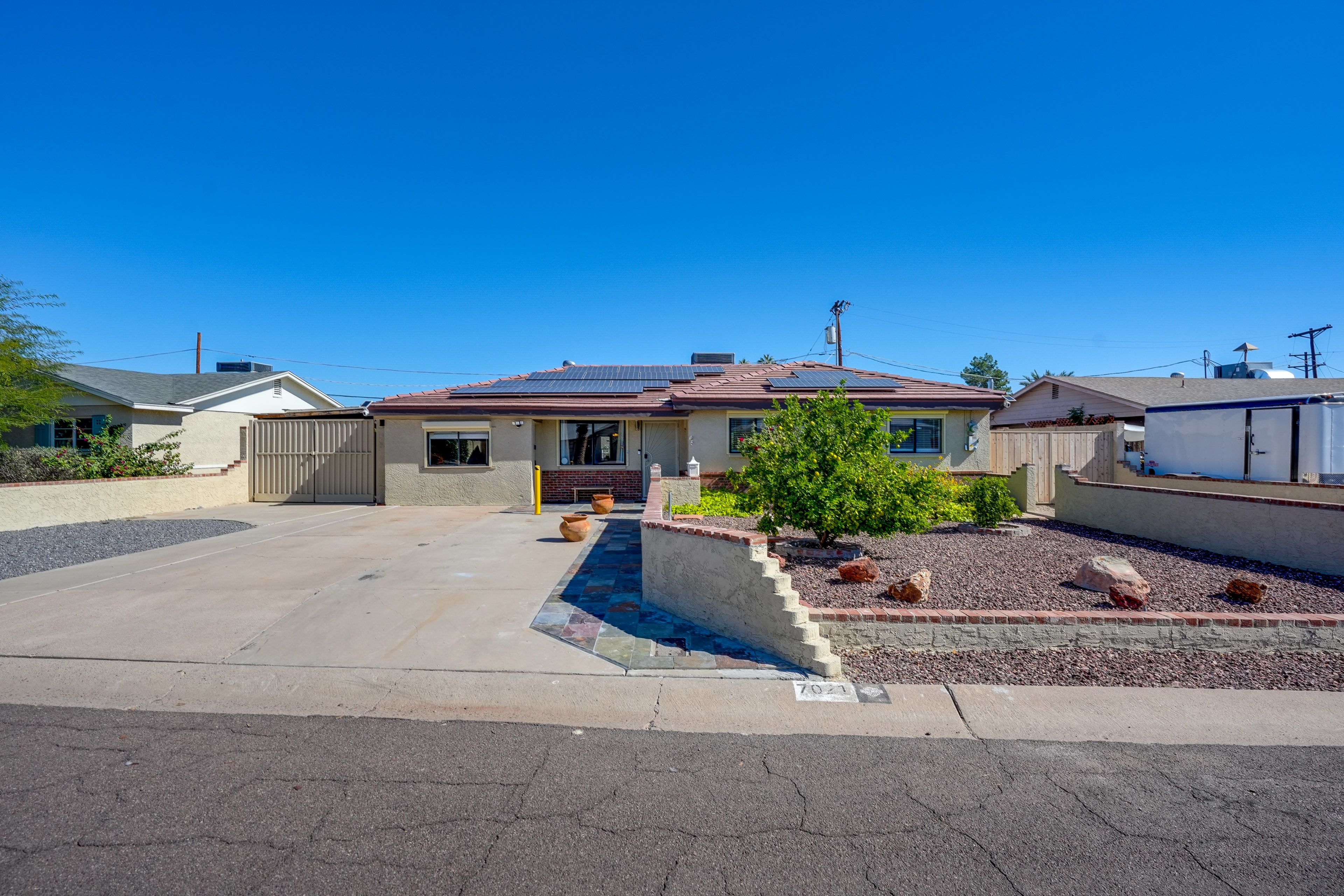 Property Exterior | Driveway (2 Vehicles)