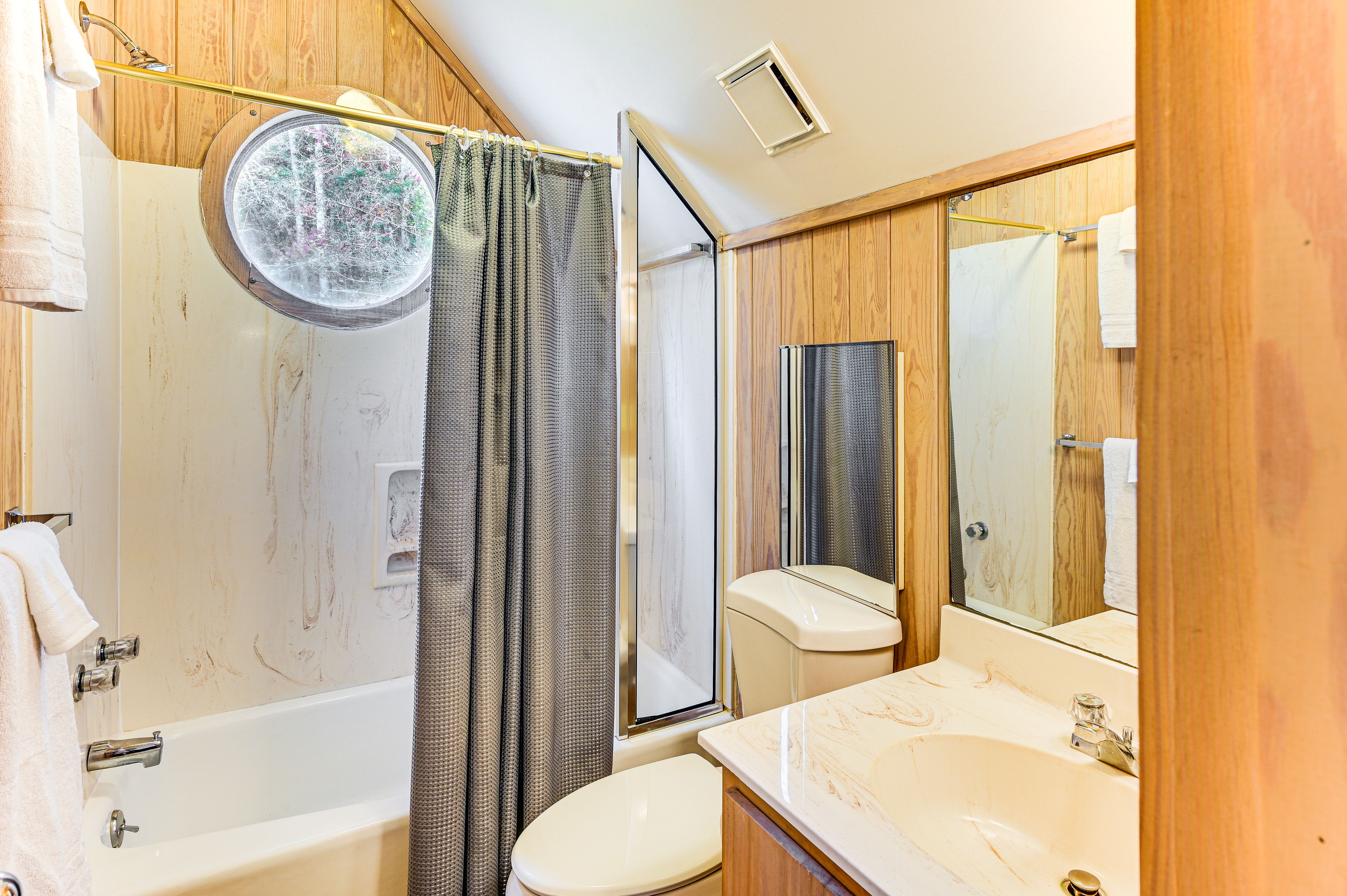 Full Bathroom | 2nd Floor