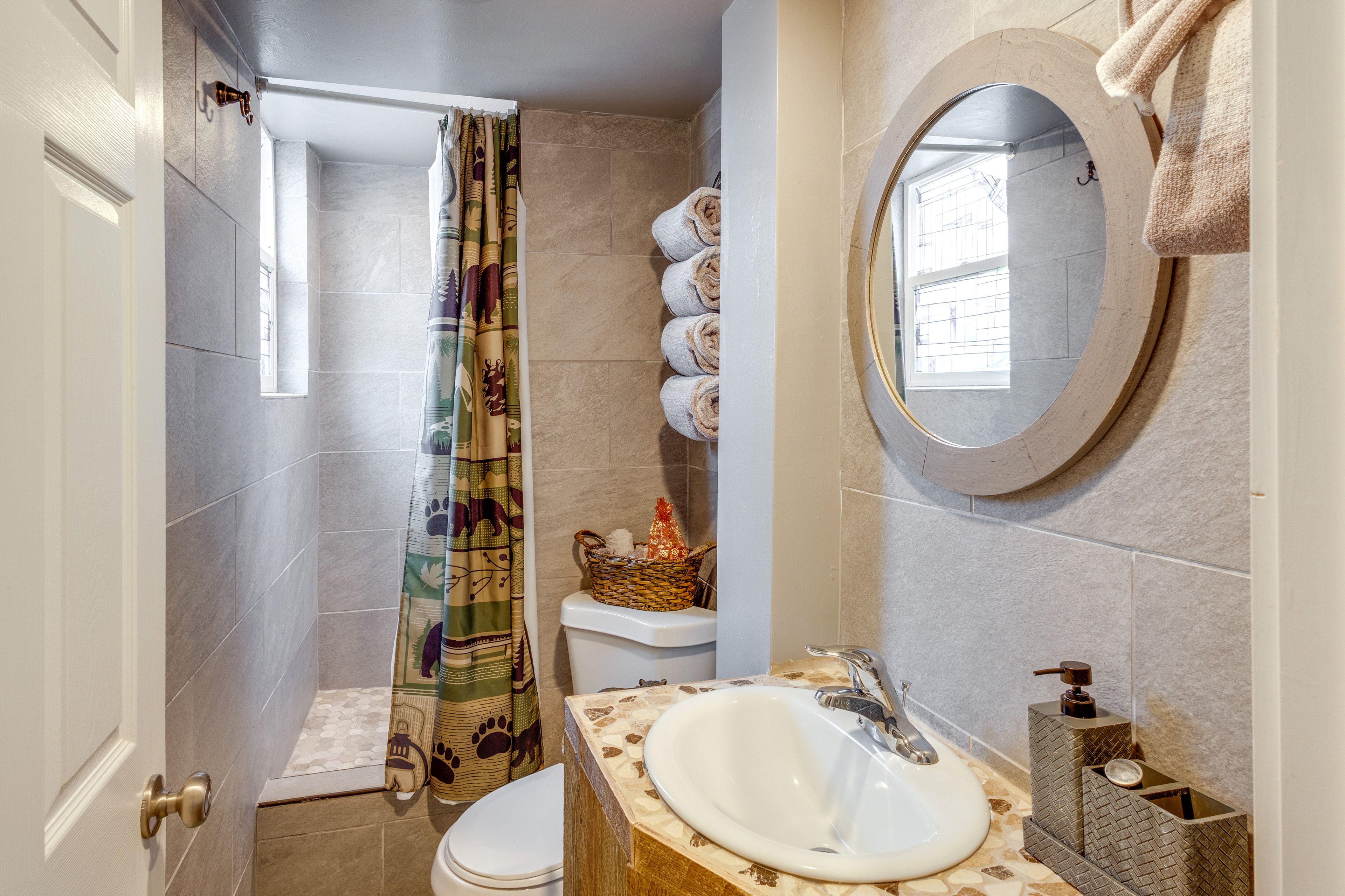 Full Bathroom | Lower Level | Towels Provided