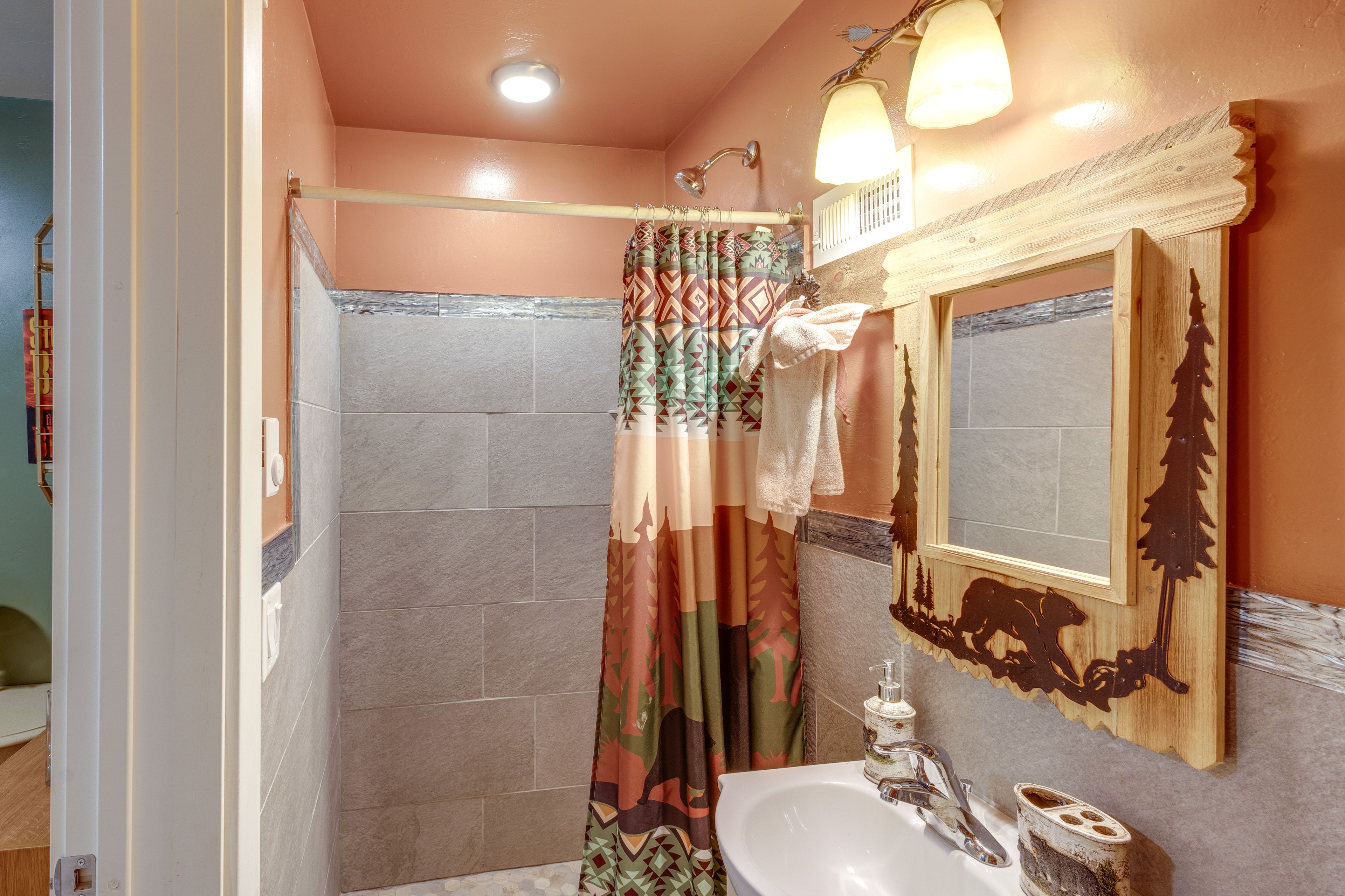 Full Bathroom | Main Level | Towels Provided
