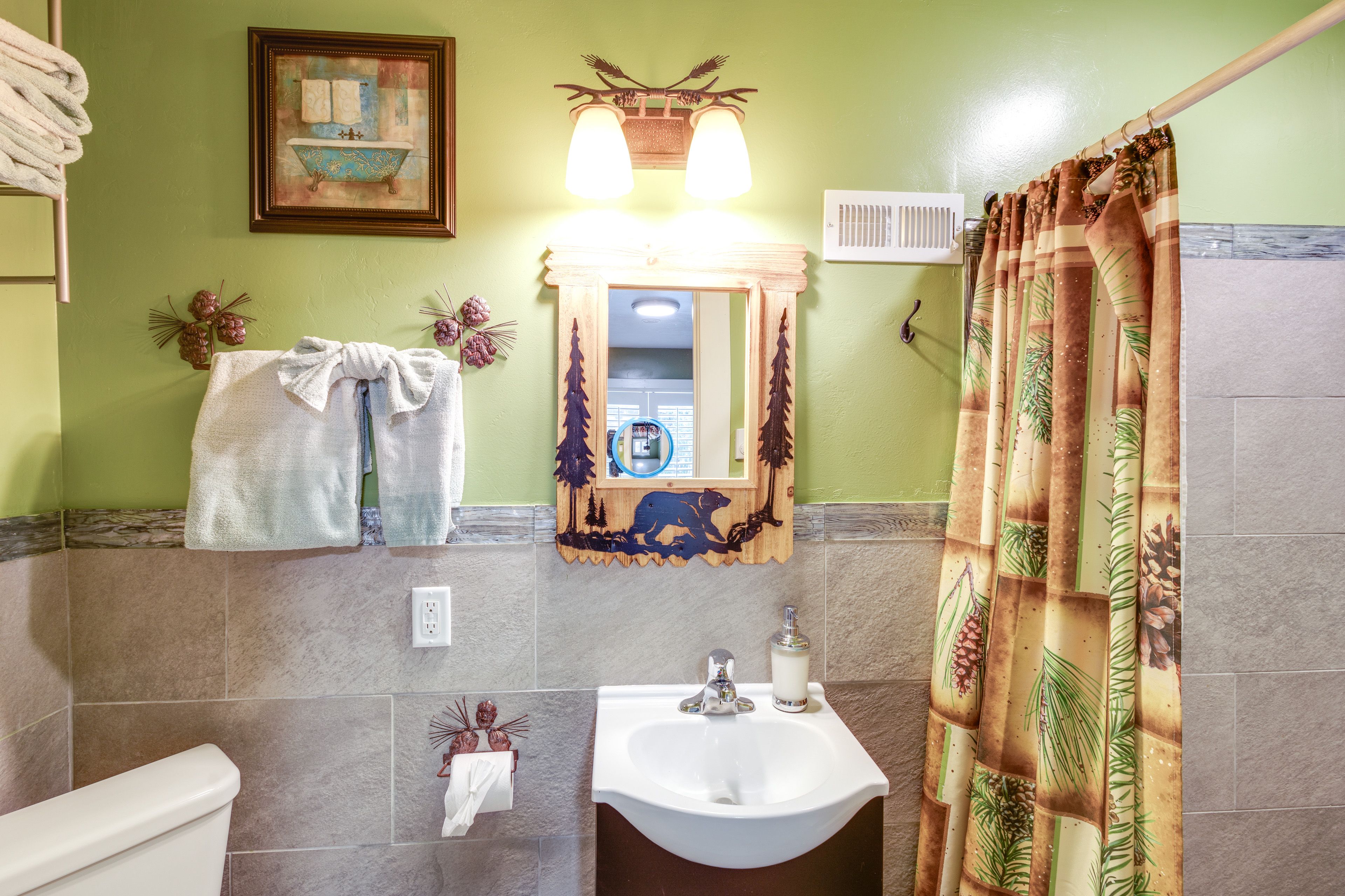 Full Bathroom | Main Level | Towels Provided