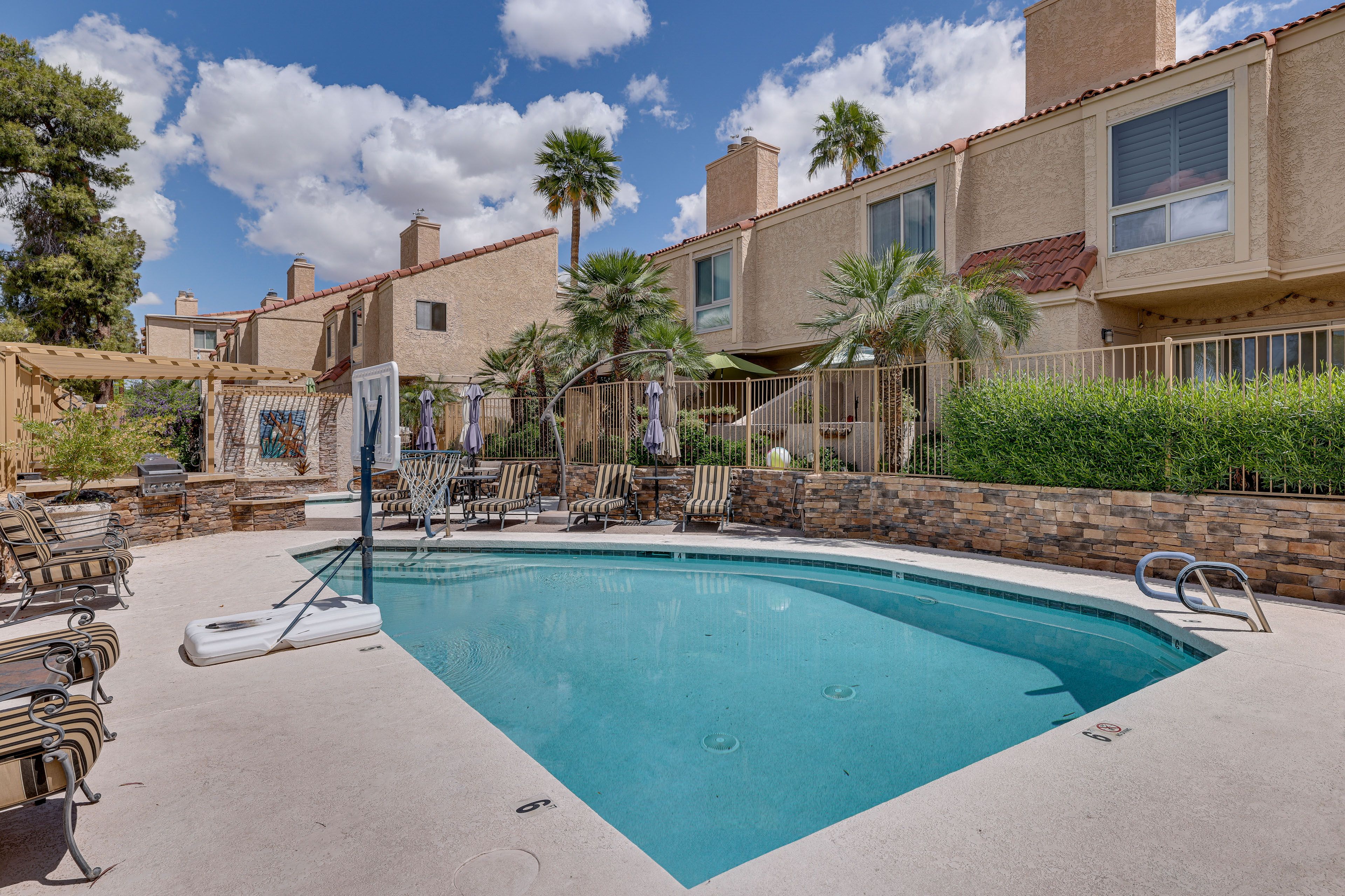 Community Amenities | Pool | Spa | Gas Grills