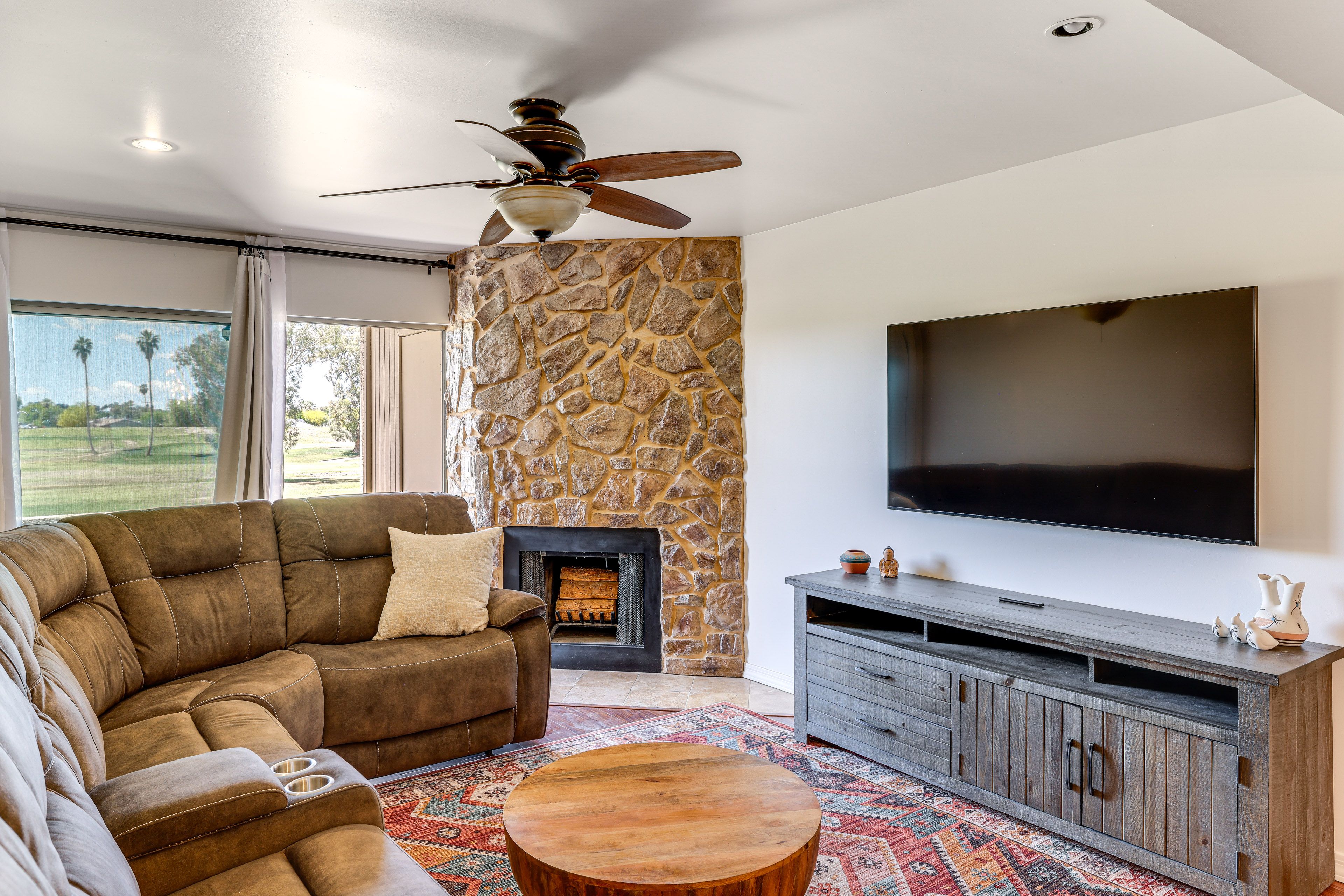 Living Room | Smart TV | Central Air Conditioning/Heat | Free WiFi
