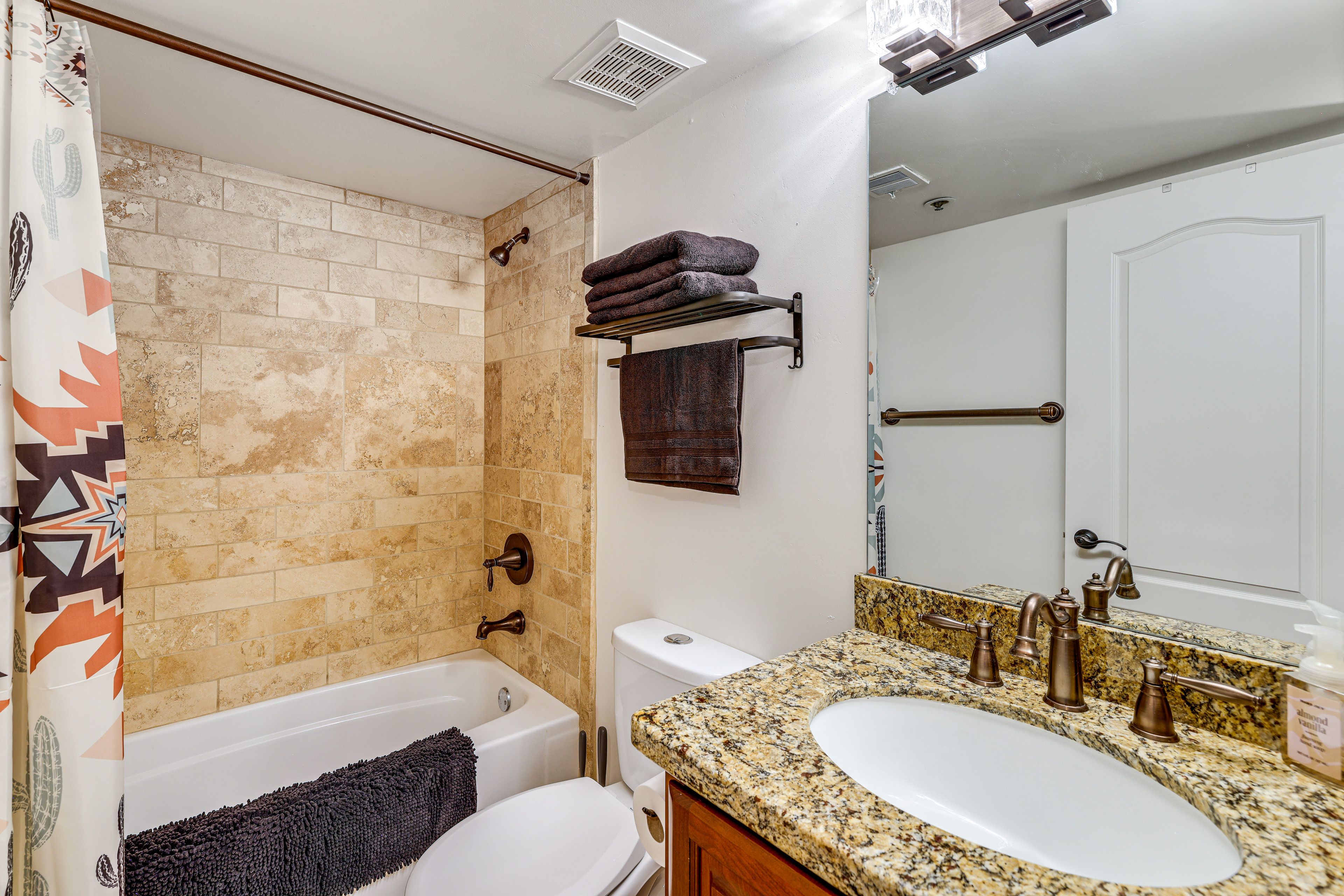 Full Bathroom | Towels Provided