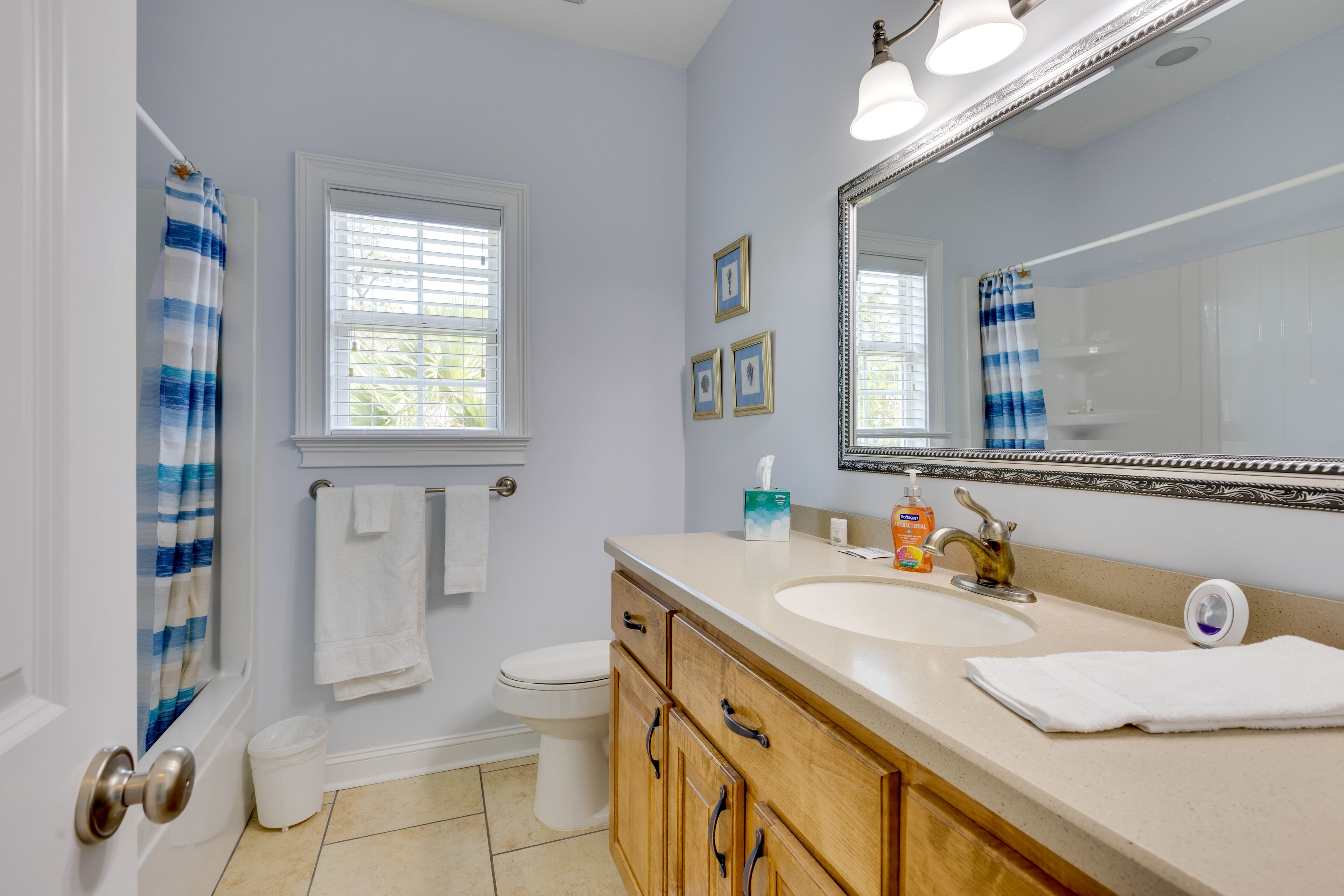 Full Bathroom | 1st Floor | Towels Provided