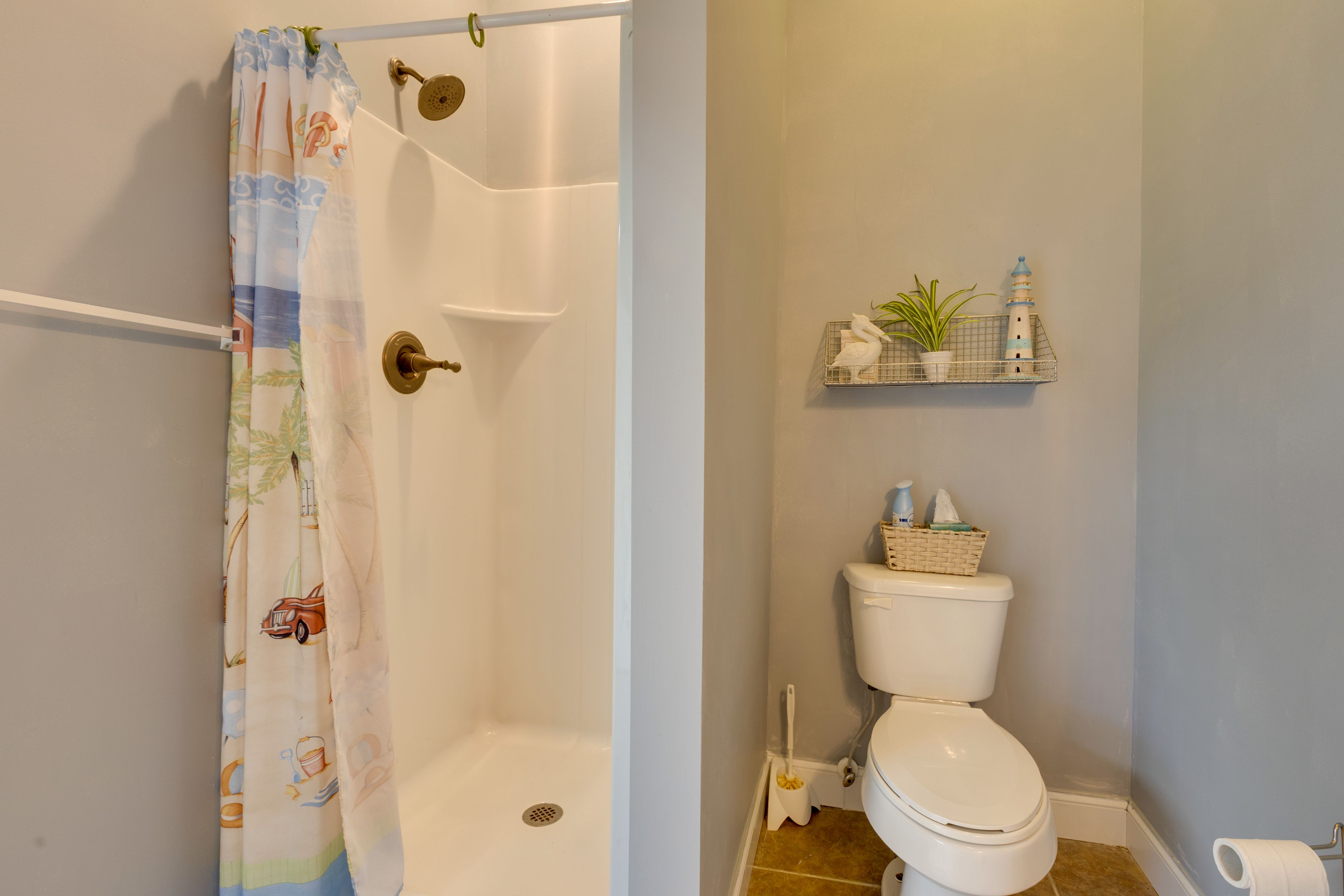 Full Bathroom | 1st Floor | Towels Provided