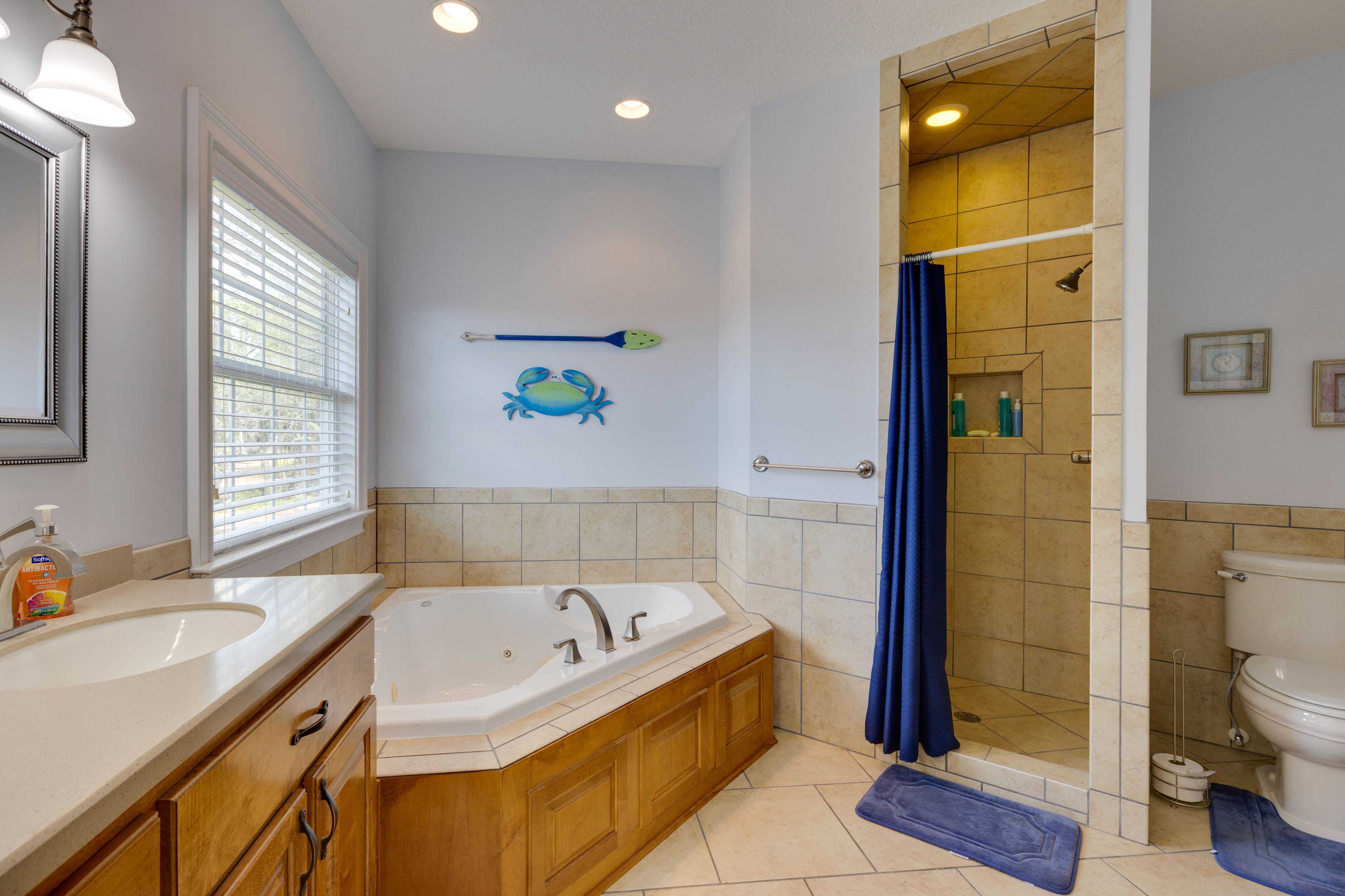 Full Bathroom | 1st Floor | Towels Provided