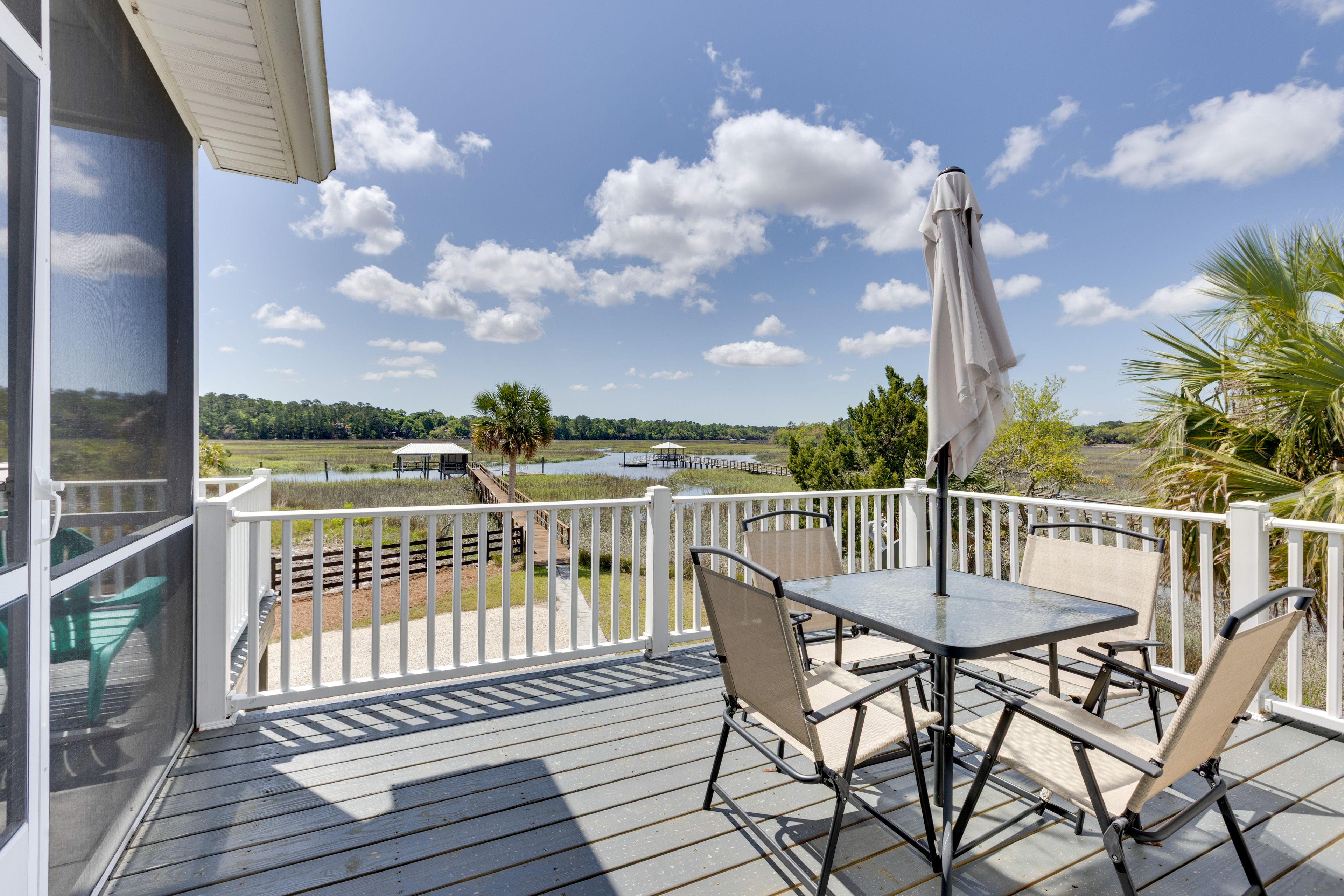 Deck | 2-Story Home