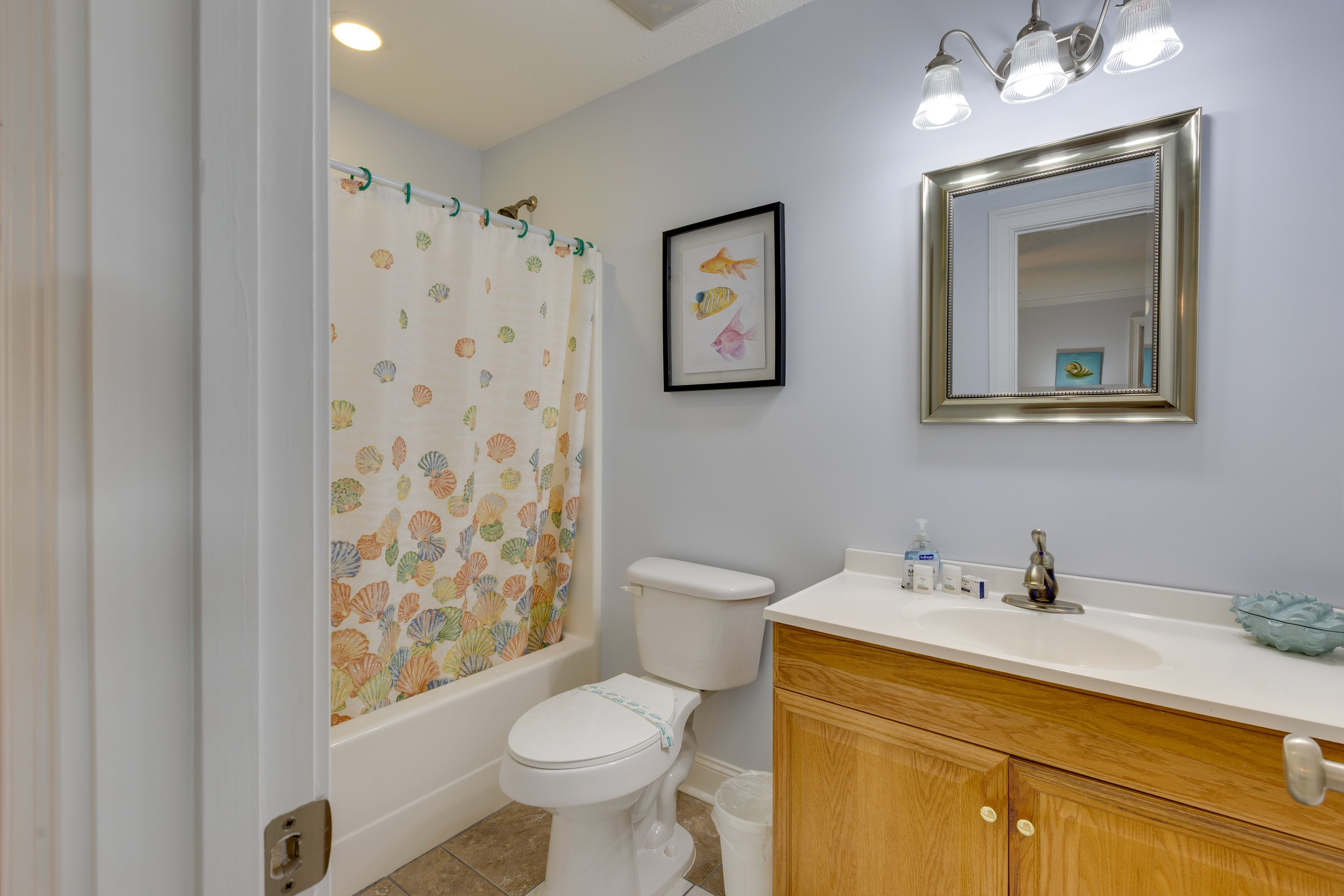 Full Bathroom | 2nd Floor | Towels Provided
