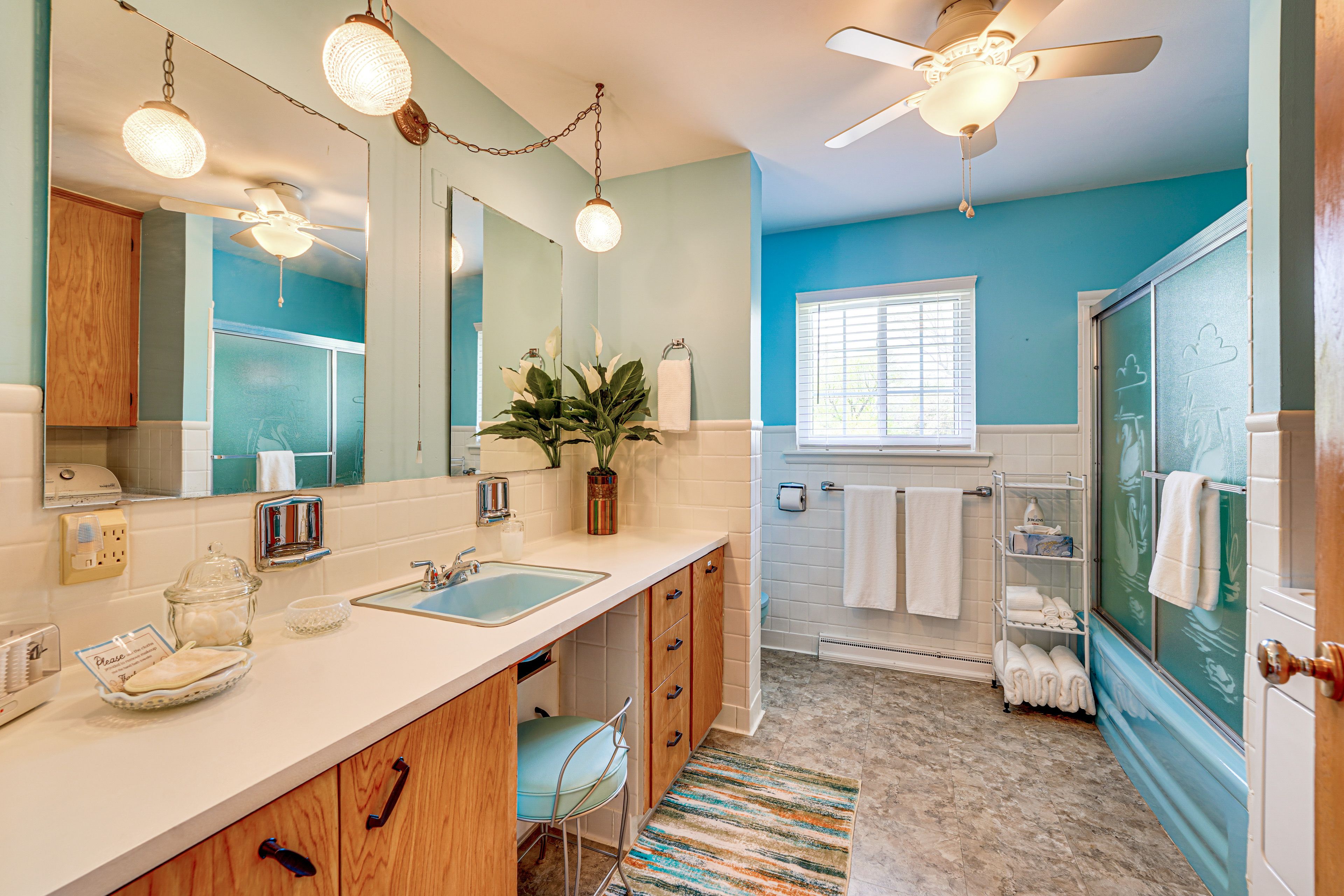 Full Bathroom | Towels Provided | Laundry