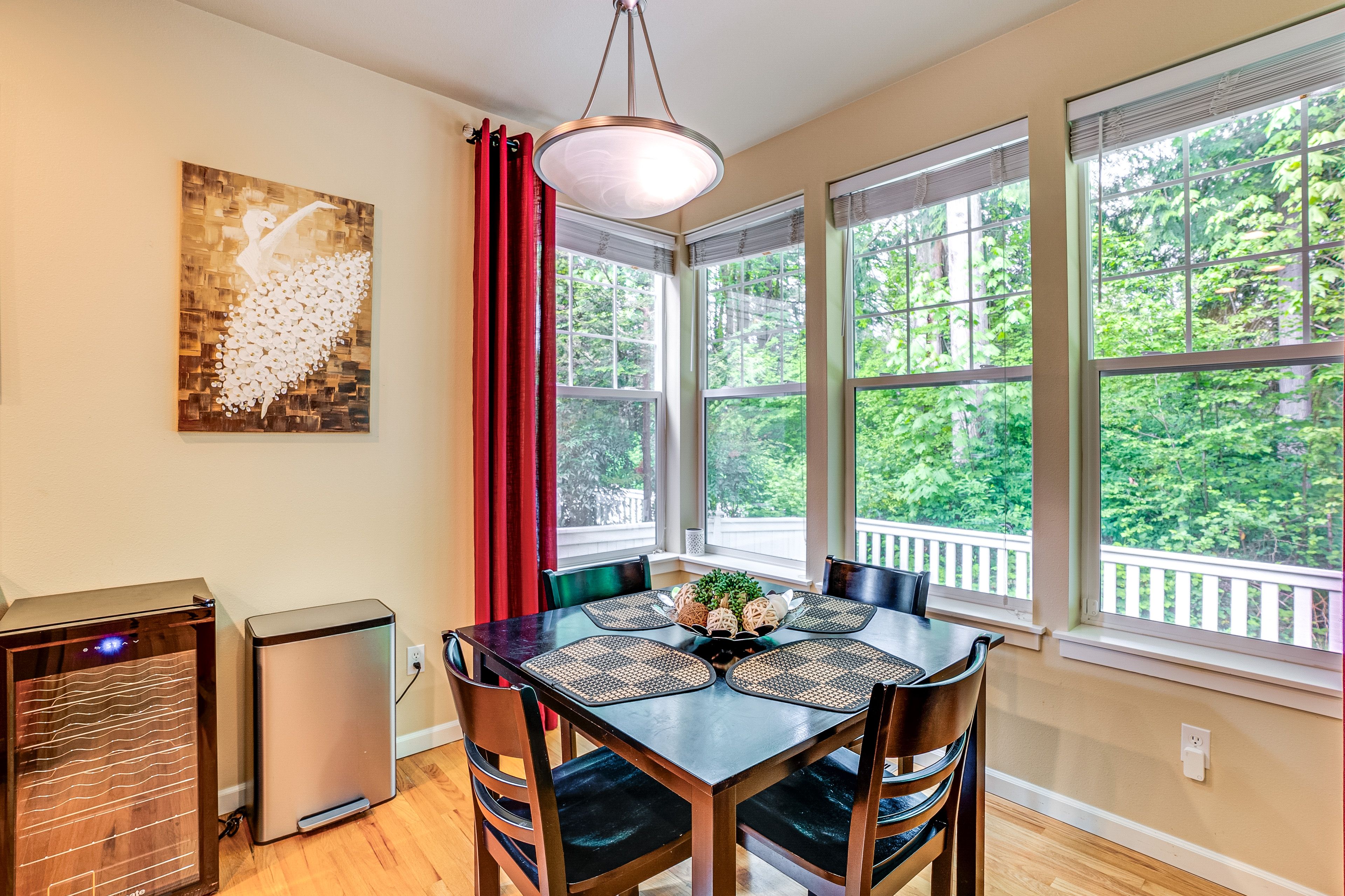 Dining Area | Dishware/Flatware Provided | 1st Floor