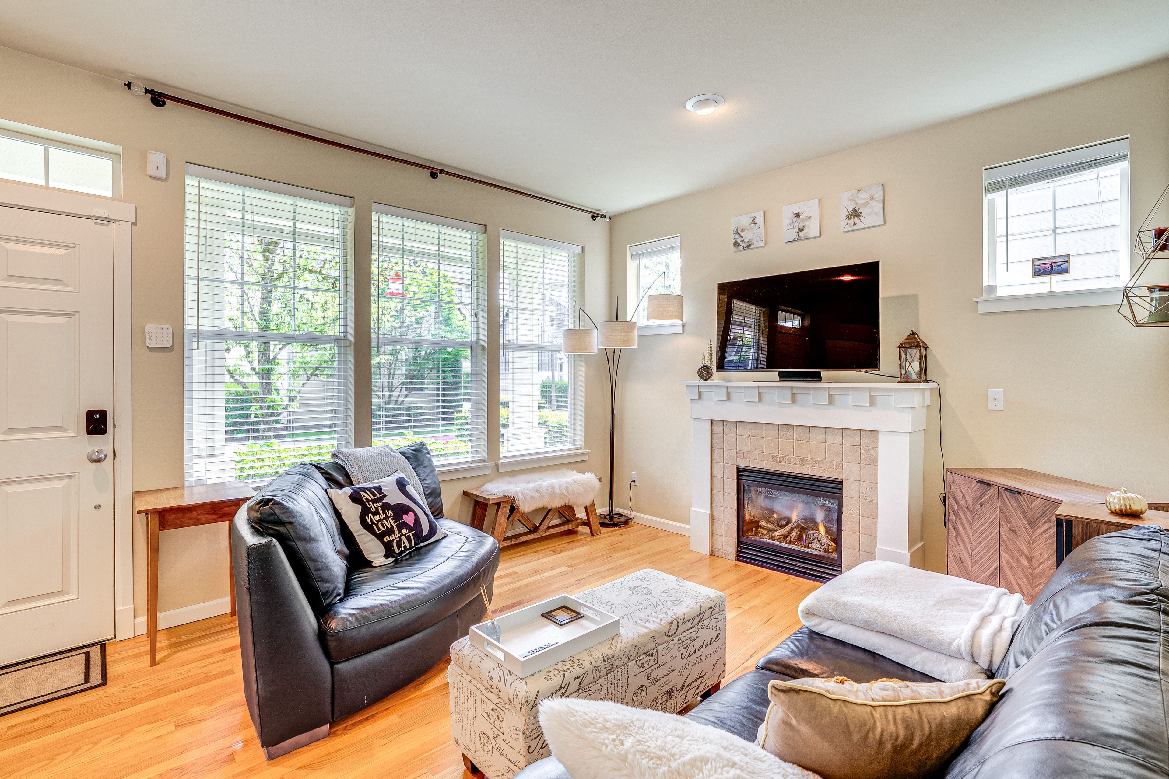 Living Room | Free WiFi | Central Heating & A/C | Smart TV | 1st Floor